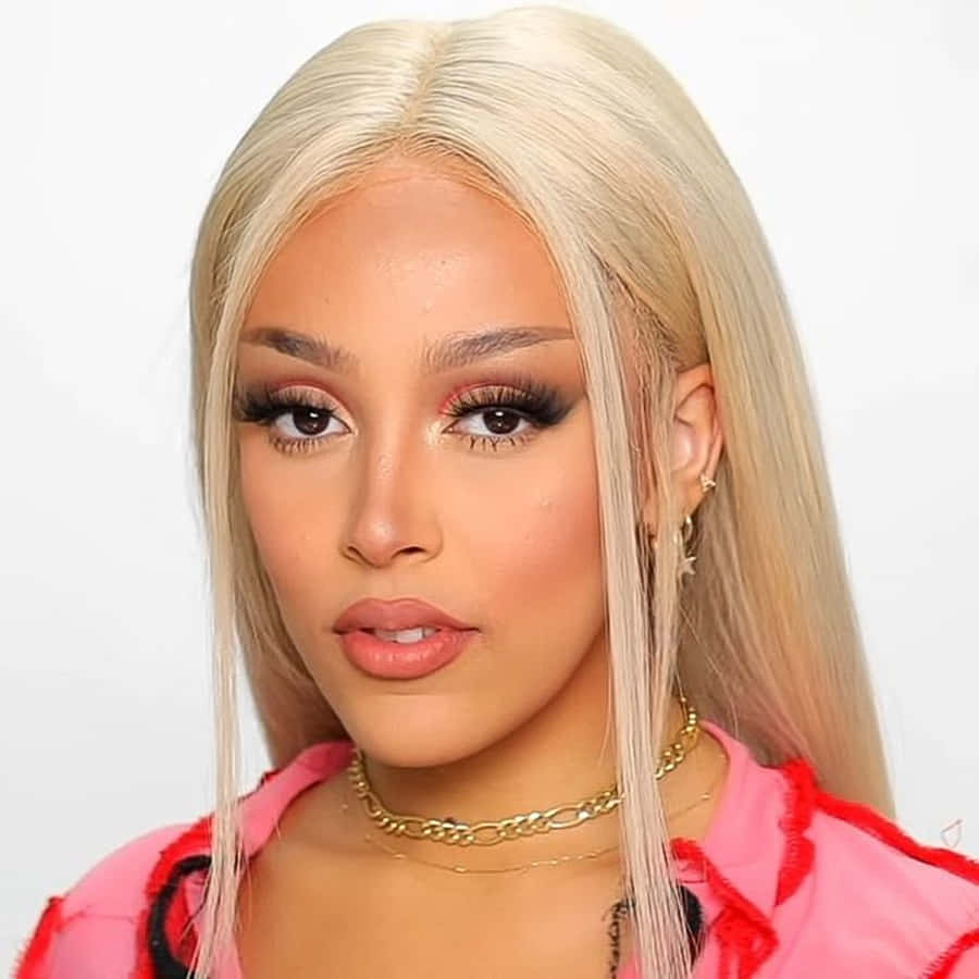 Doja Cat bring haar kenmerkende styl na die verhoog in haar skitterende optrede. Muurpapier