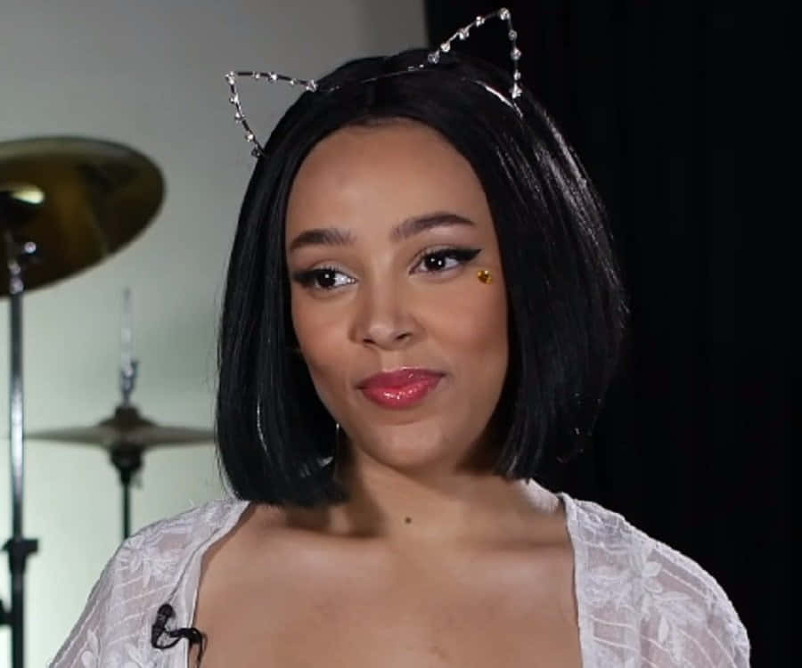 Doja Cat Gereed om te Vlieg Muurpapier