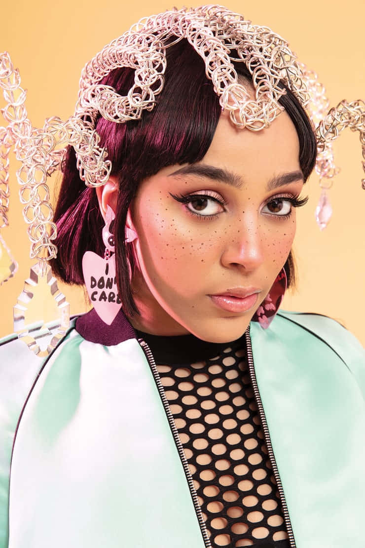 Doja Cat in Antieke Rok wat oor die Stad Uitkyk Muurpapier
