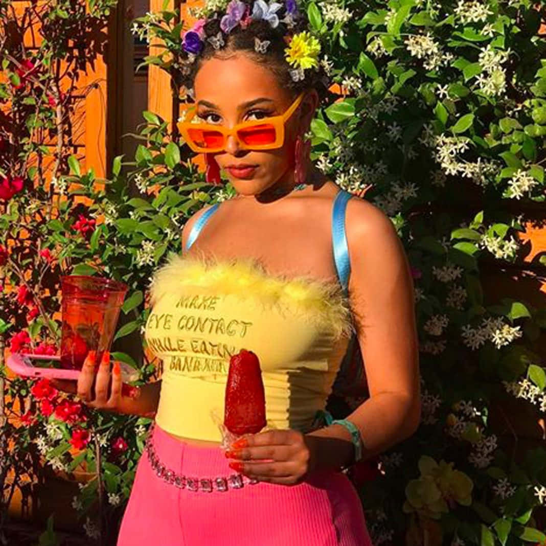 Doja Cat steel die skou met haar unieke styl en aansteeklike energie Muurpapier