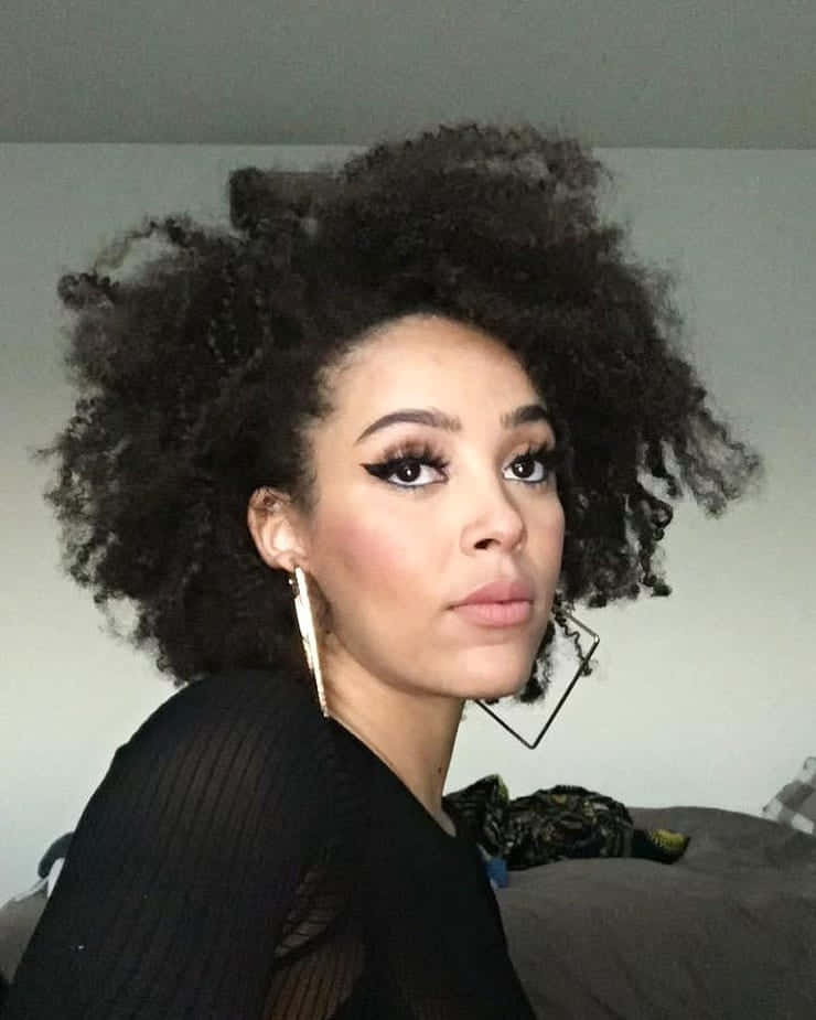 Doja Cat straal positiviteit en styl uit Muurpapier