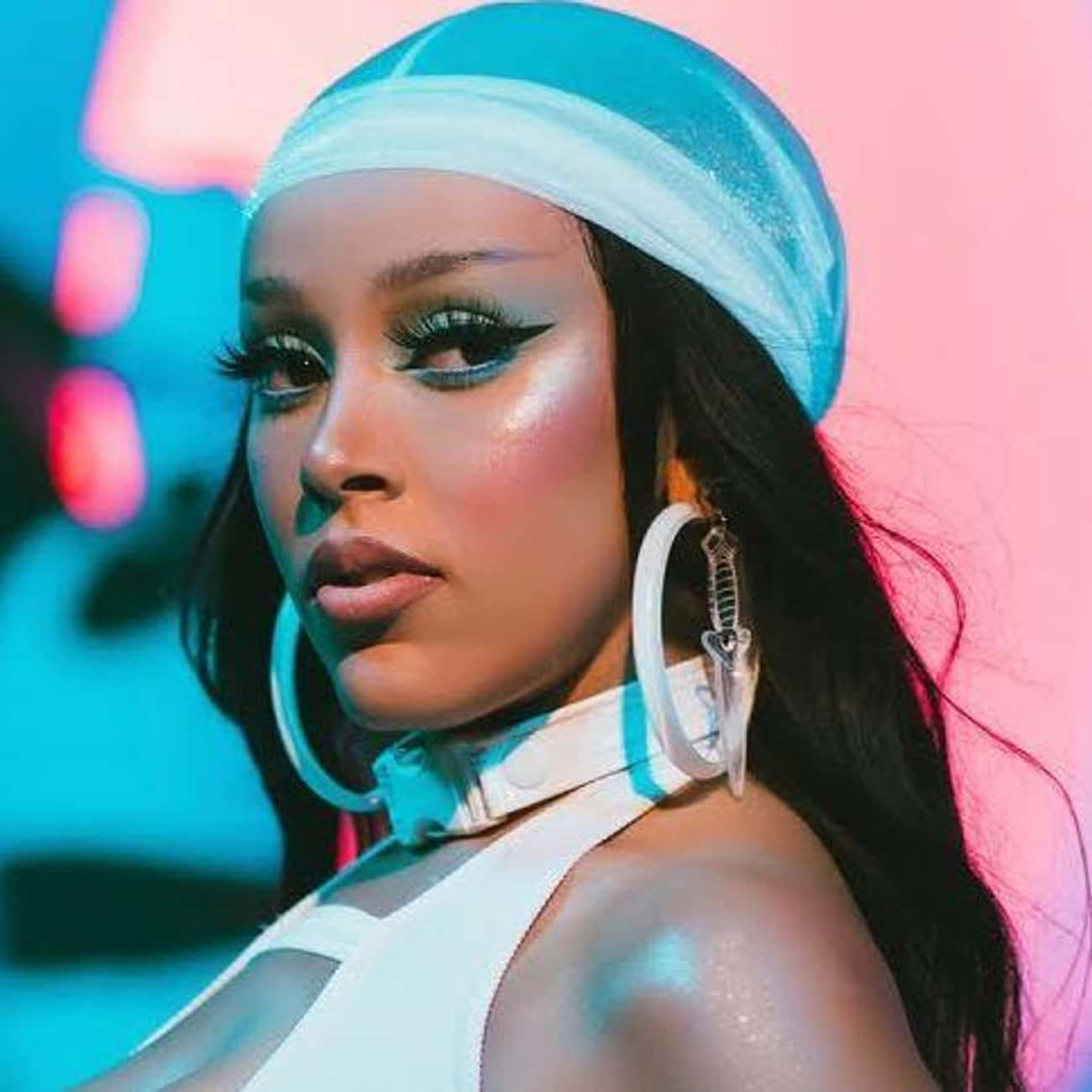 Doja Cat wat haar lewendige styl wys. Muurpapier