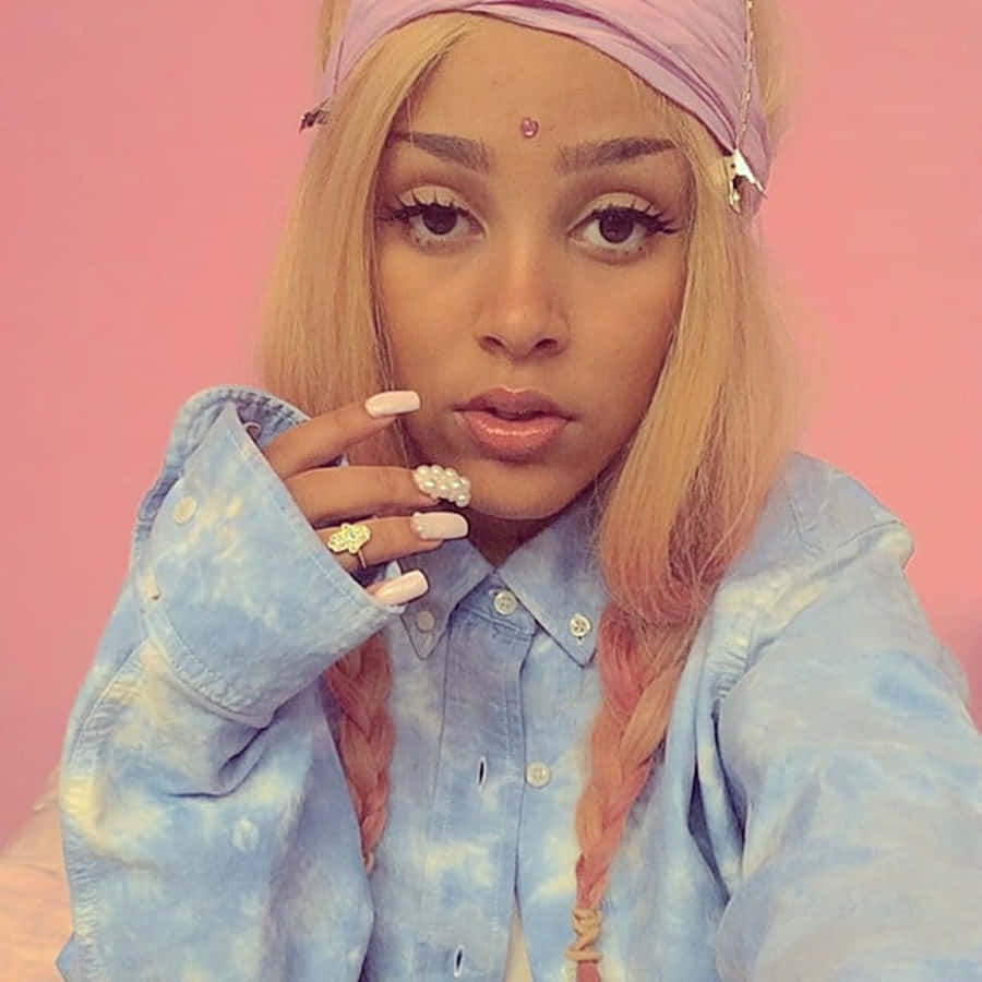 Doja Cat wat haar kenmerkende kleurvolle vlegsels dra Muurpapier
