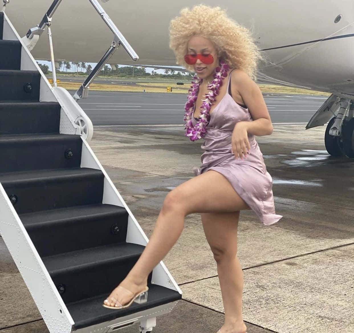 Doja Cat wat haar gewaagde styl omhels. Muurpapier