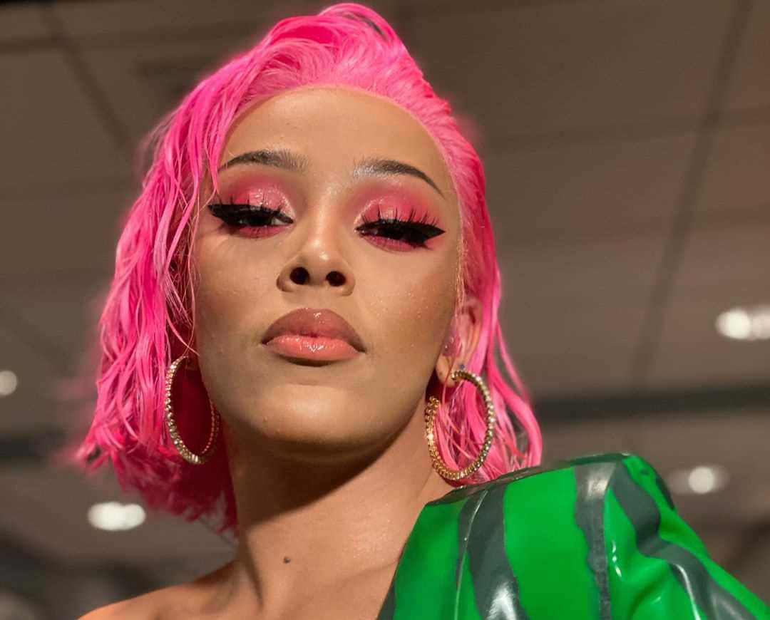 Doja Cat wat pragtig lyk in haar swart uitrusting. Muurpapier