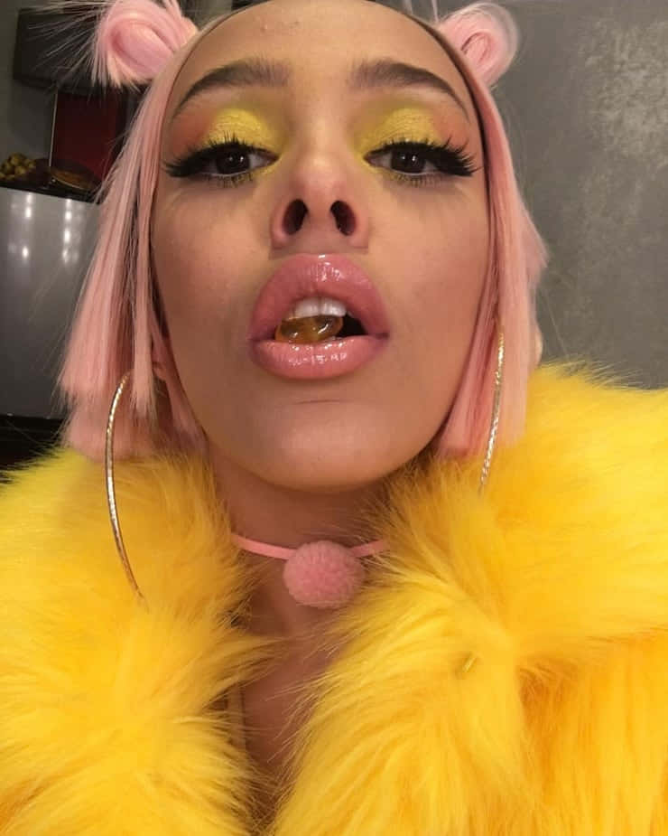 Doja Cat wat stylvol lyk in 'n uitstekende blou pelsjas. Muurpapier