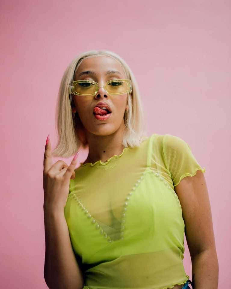 Doja Cat wys haar speelse houding Muurpapier