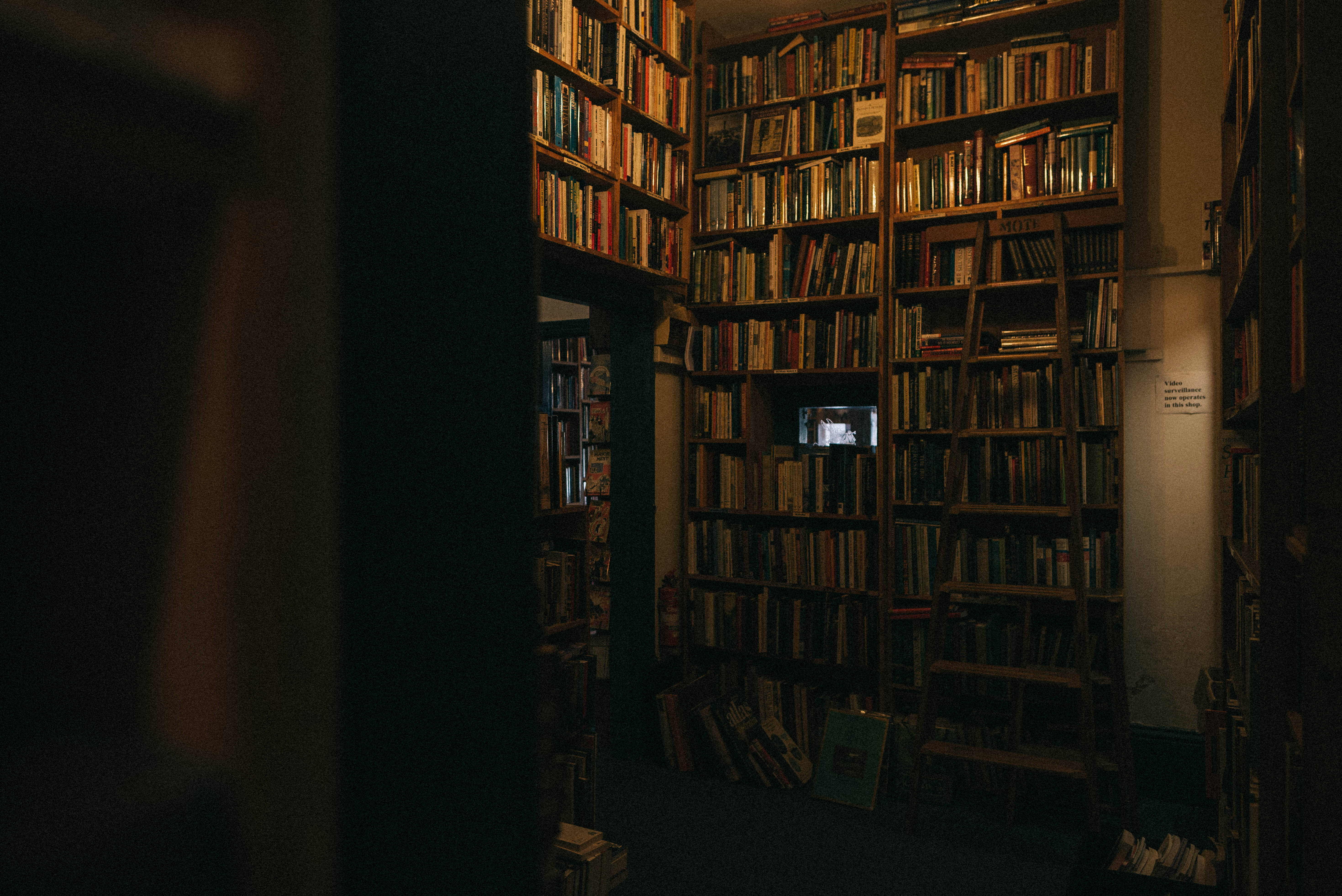 Donker Biblioteek Estetiese Boek Rekenaar Muurpapier