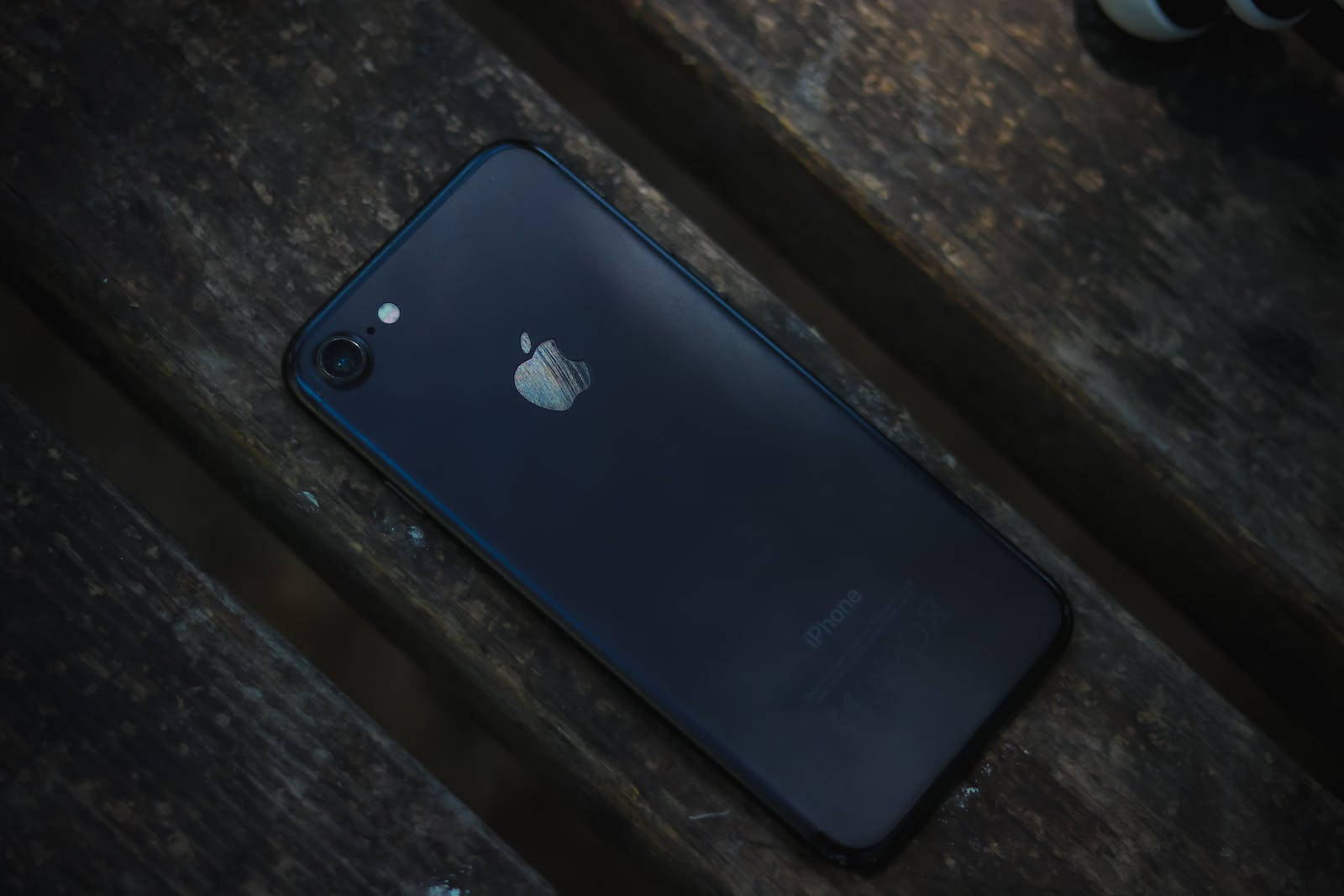 Donker iPhone 7 op Hout Muurpapier