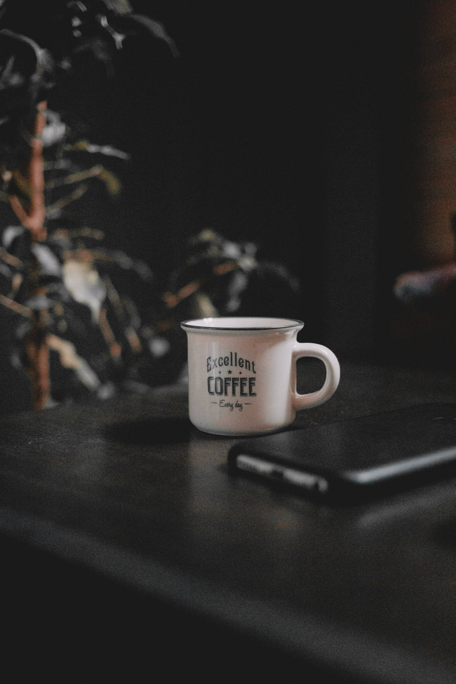 Donker iPhone-toestel en koffie Muurpapier