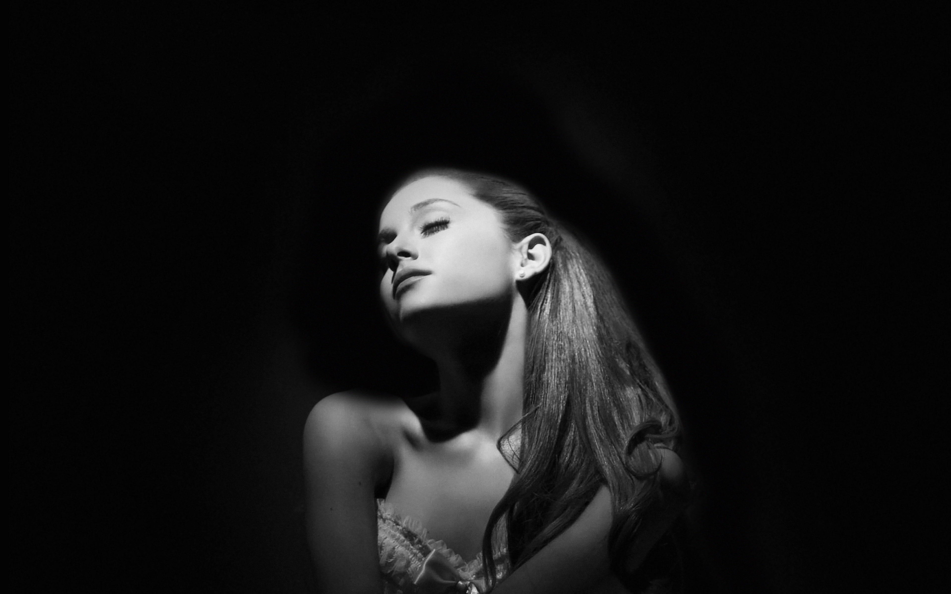 Donker Skootrekenaar Ariana Grande Muurpapier