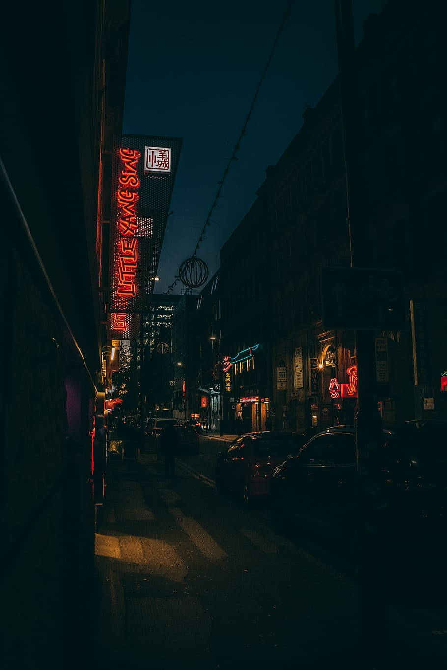 Donker Stad Neonstraatlig Muurpapier