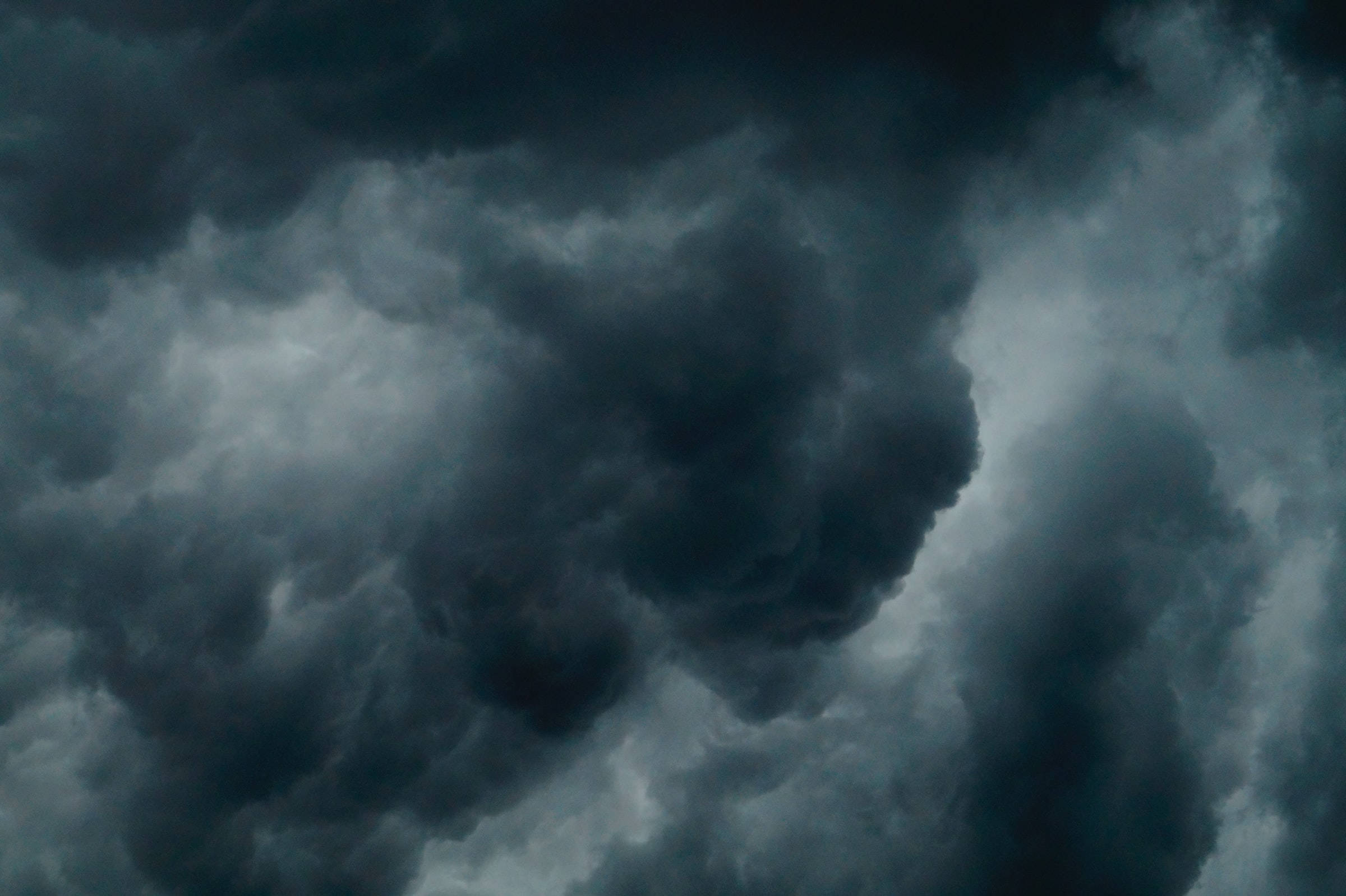 Donkerblou Stormagtige Bewolkte Lug Muurpapier