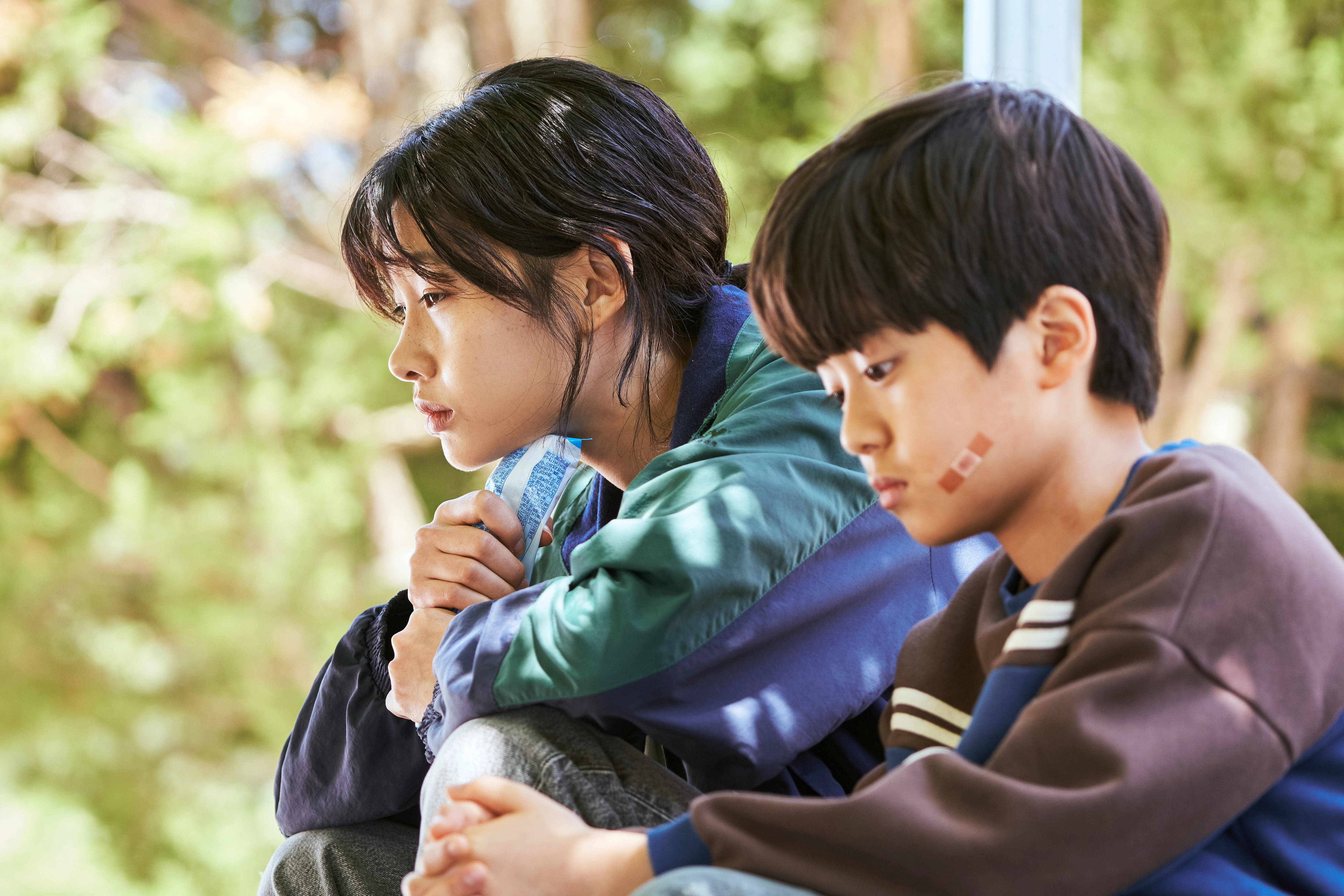 Dramatiese Oomblik Tussen Kang Sae-Byeok en Oh Il-Nam in Squid Game Muurpapier