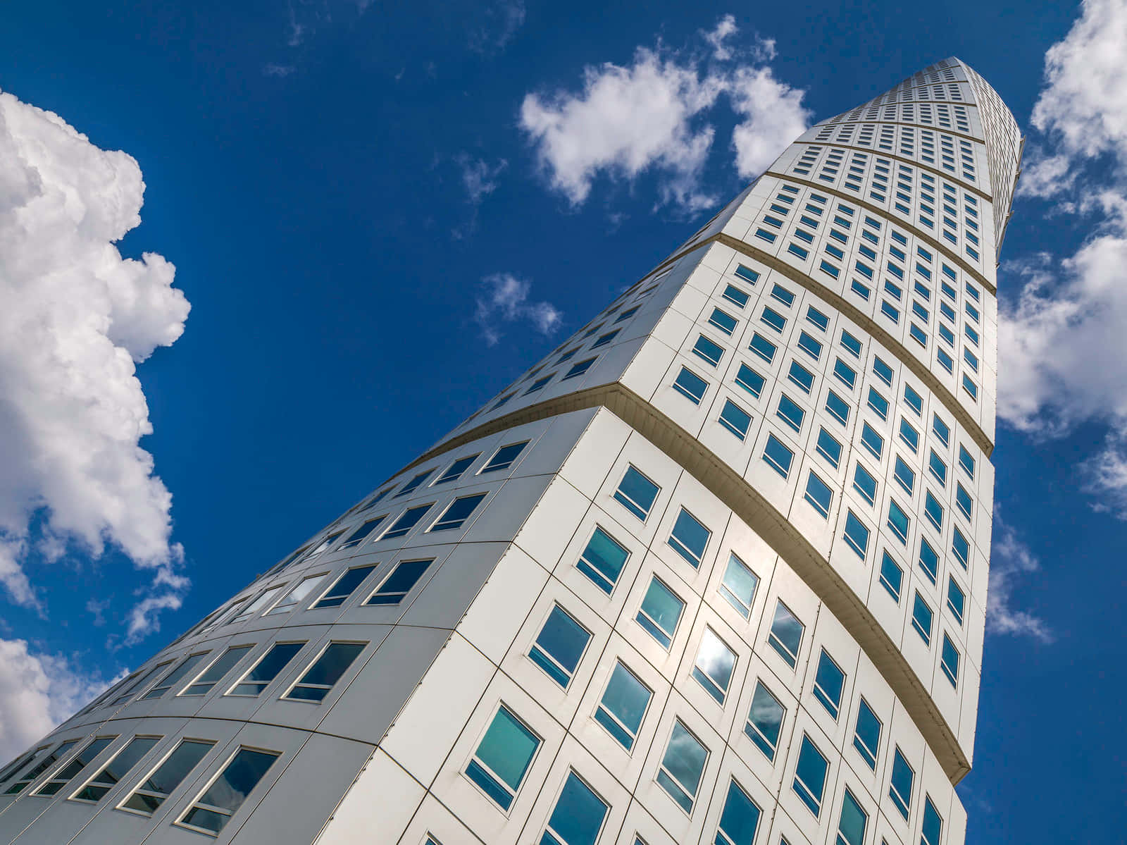 Dramatiese Skyline-uitsig van die Turning Torso, Swede se Hoogste Gebou Muurpapier