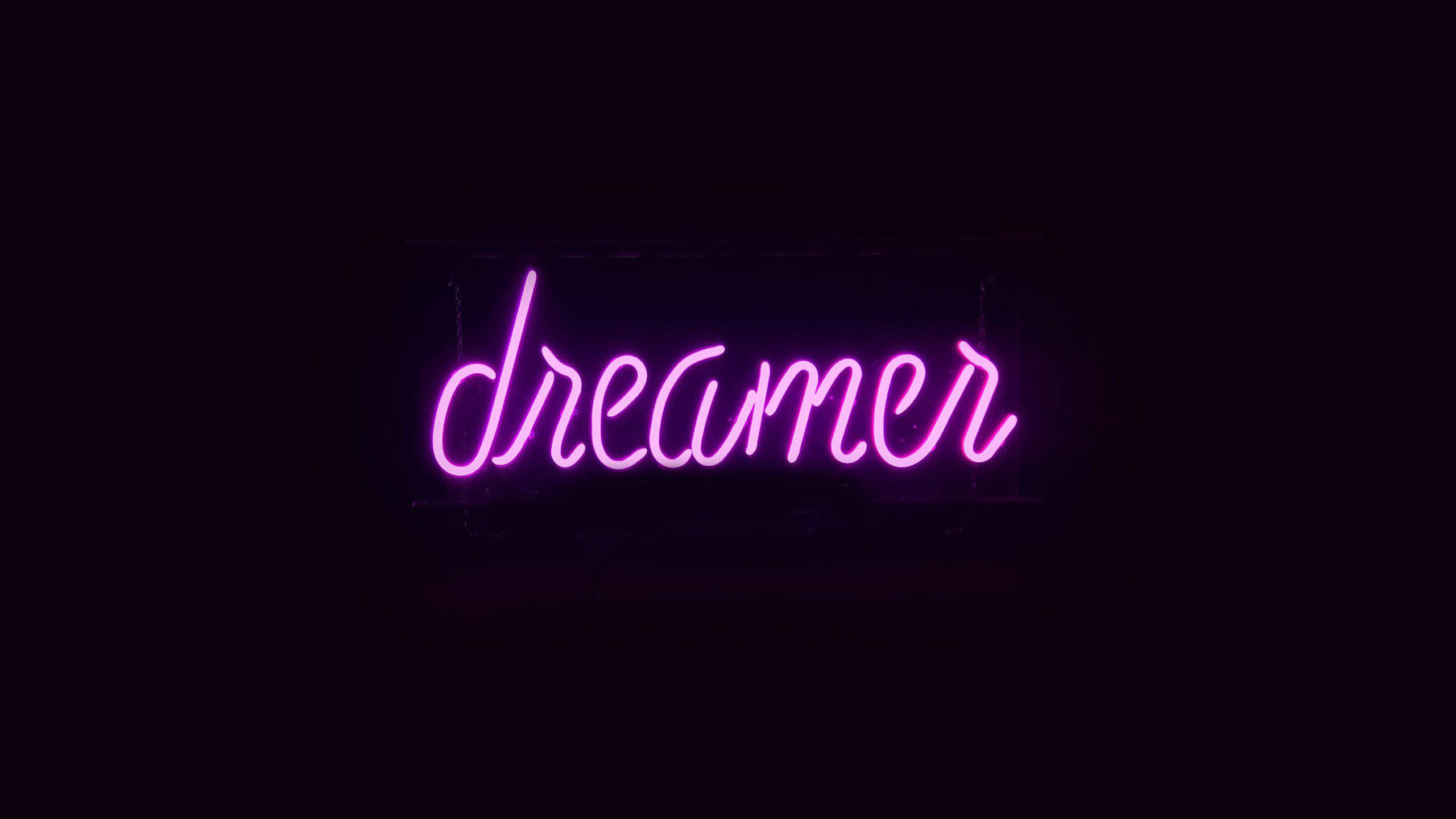 Dromer Neon Donkerpers En Swart Muurpapier