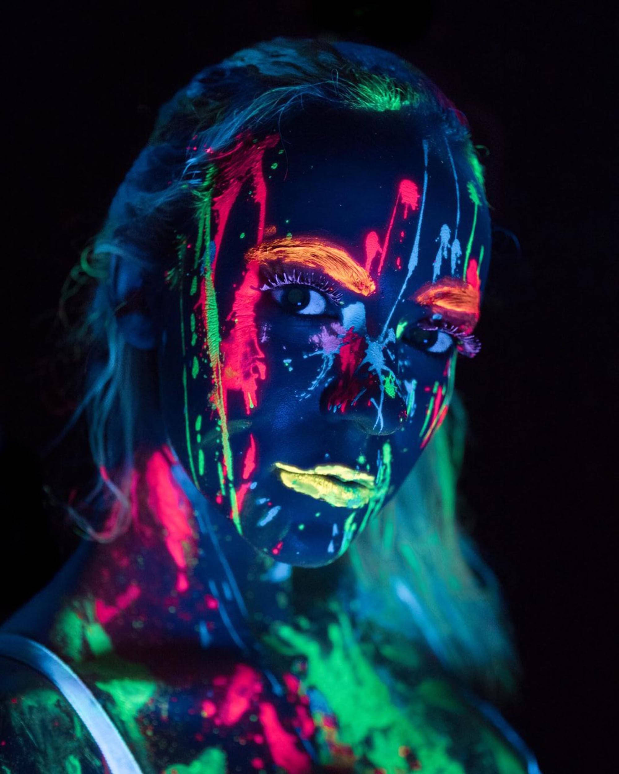 Dromerige Donker Estetiese Neon Dame Muurpapier