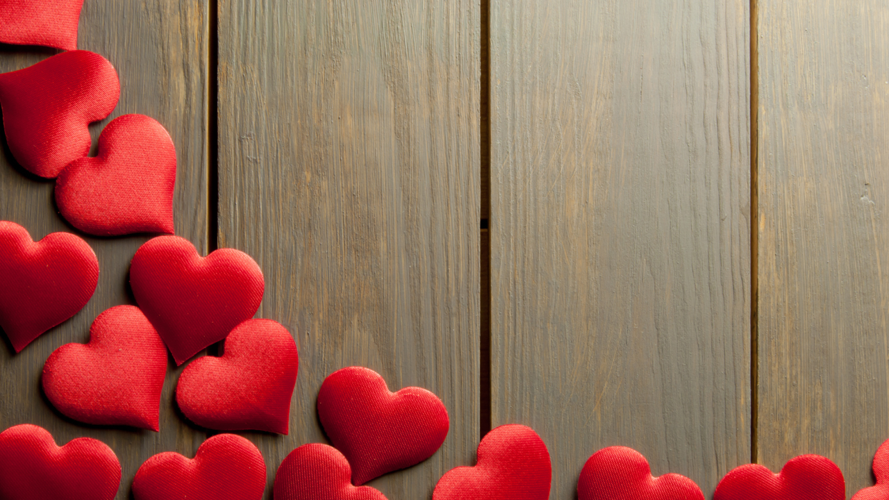 Druk jou liefde en sorg uit met 'n pragtige Liefdeshart-agtergrond Muurpapier
