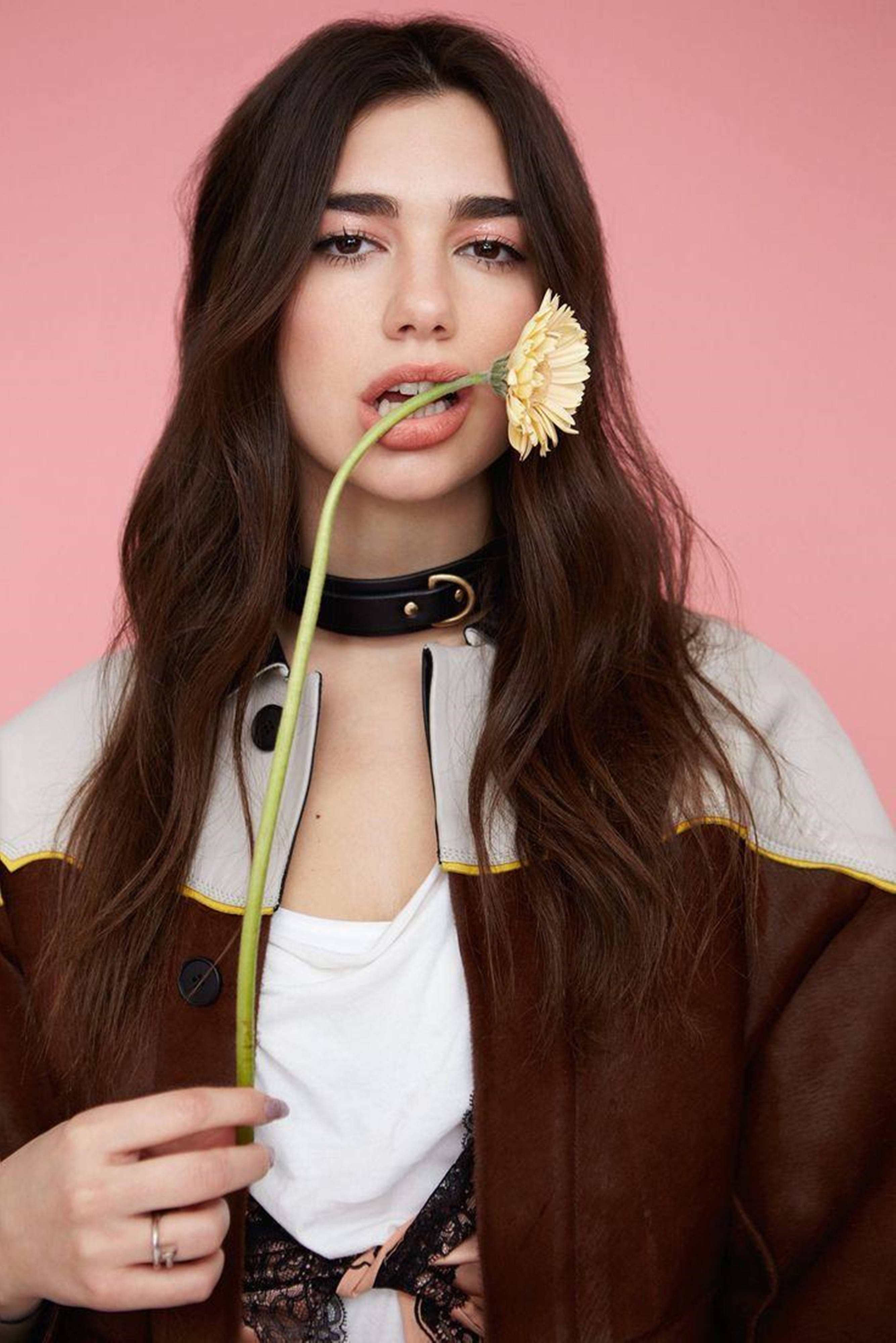 Dua Lipa 4K vir Glamcult Muurpapier