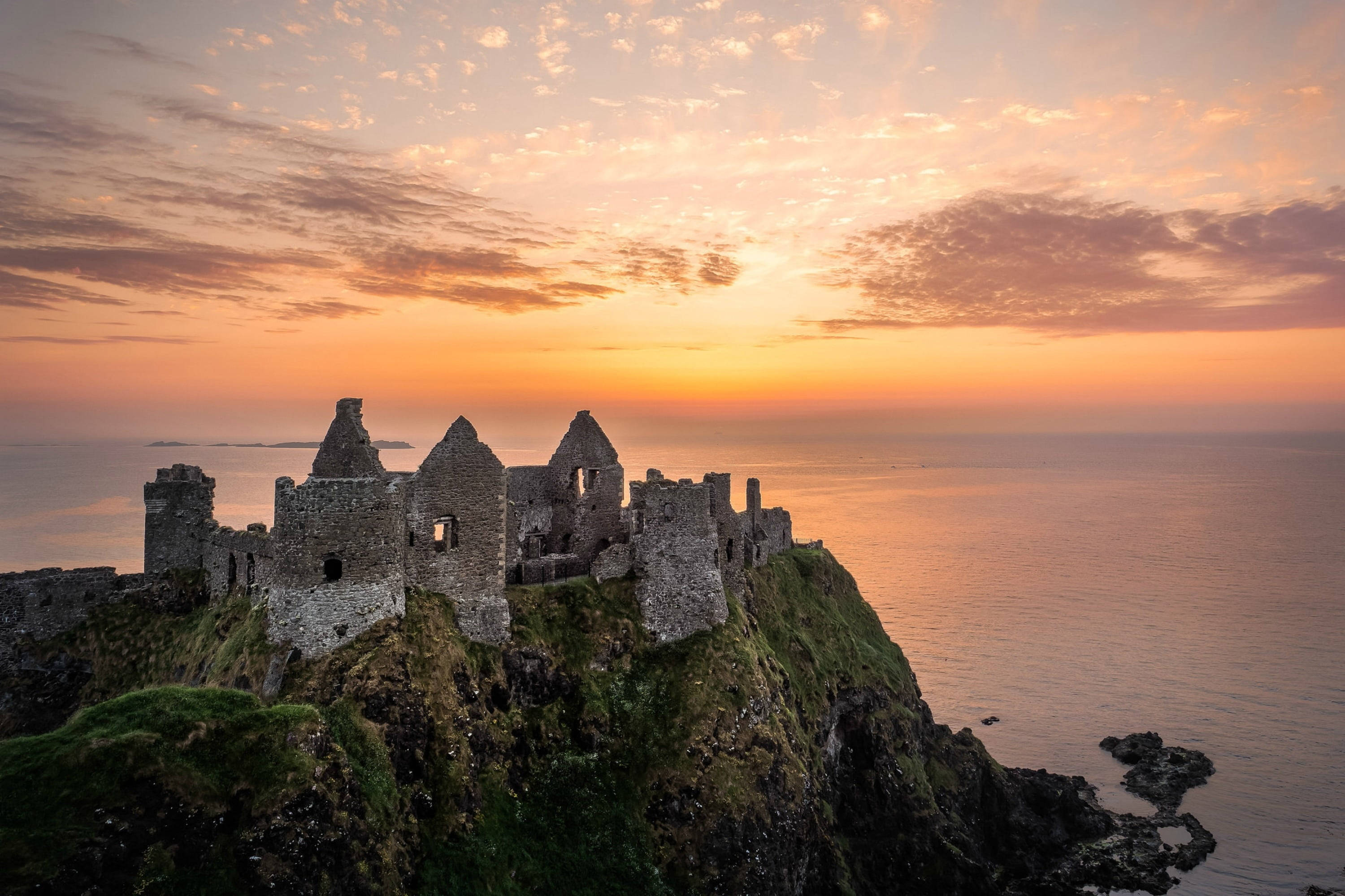Dunluce-kasteel Pragtige Sonsondergang Muurpapier