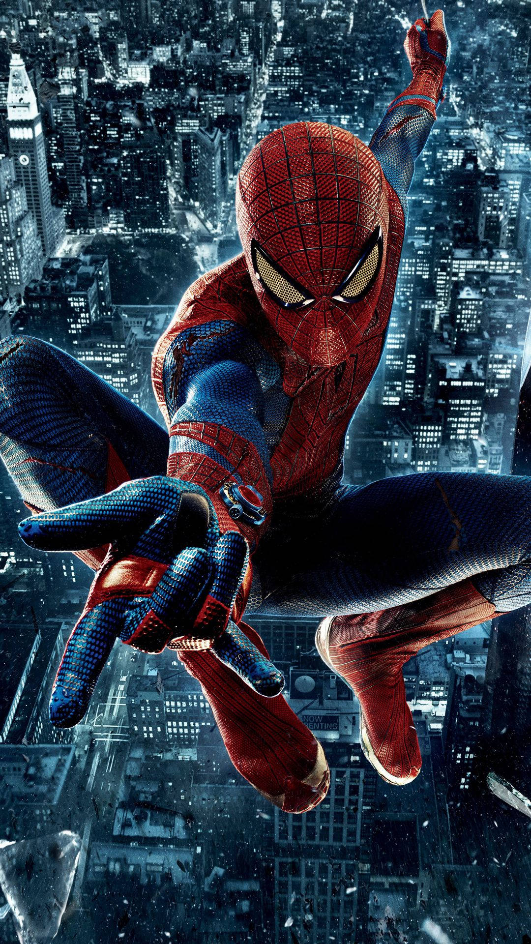 Spiderman gebruik sy spinnerak om oor 'n hoë gebou te spring, met stadsligte onder.