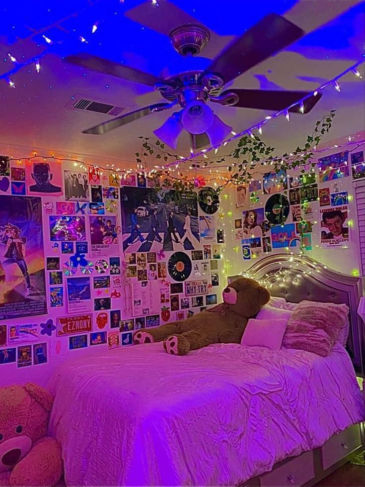 Eklektiese indie-styl kamer met potplante, kuns en dekoratiewe meubels Muurpapier