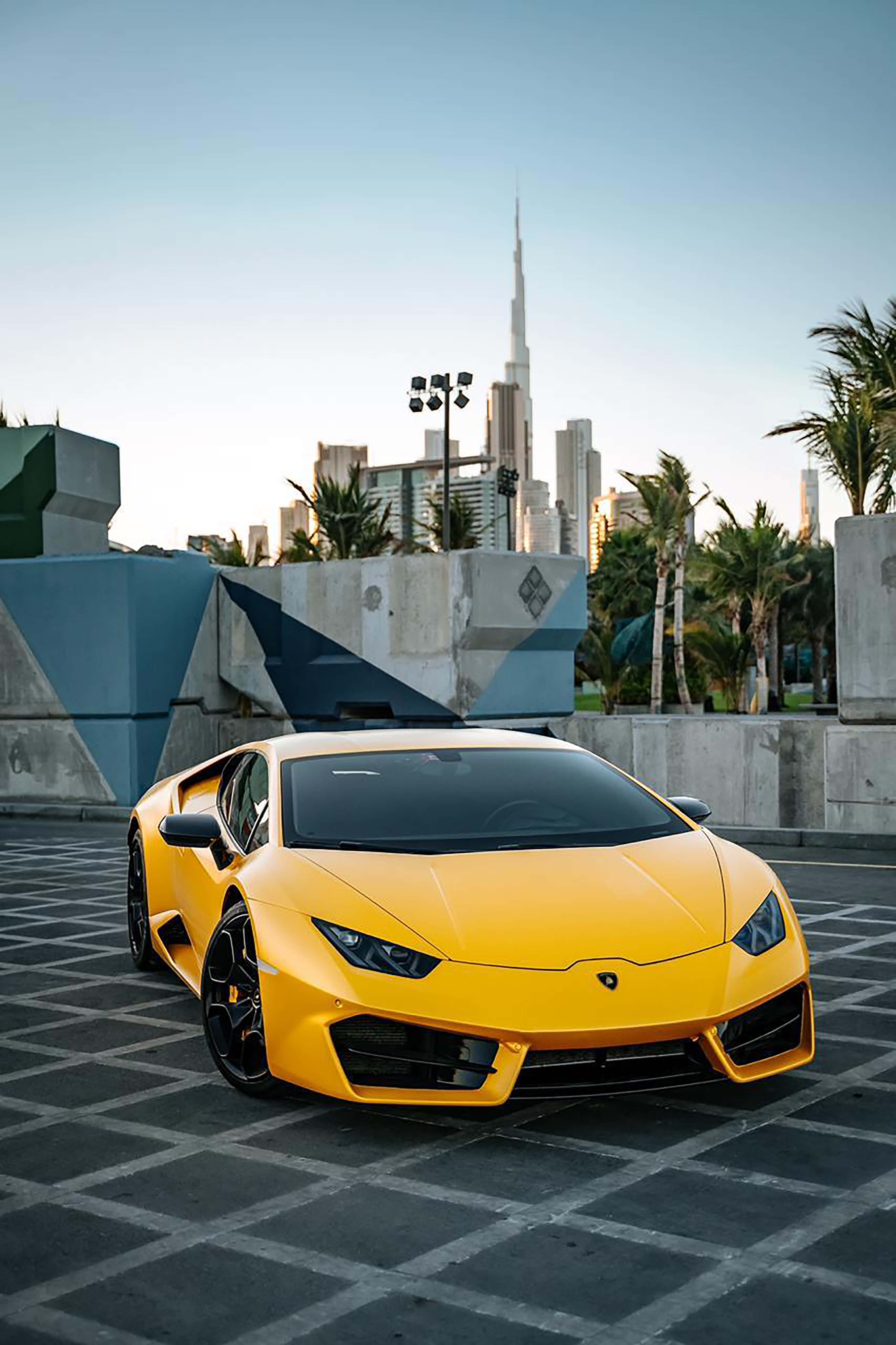 Eksklusiewe Lamborghini wat die snelweg versier Muurpapier