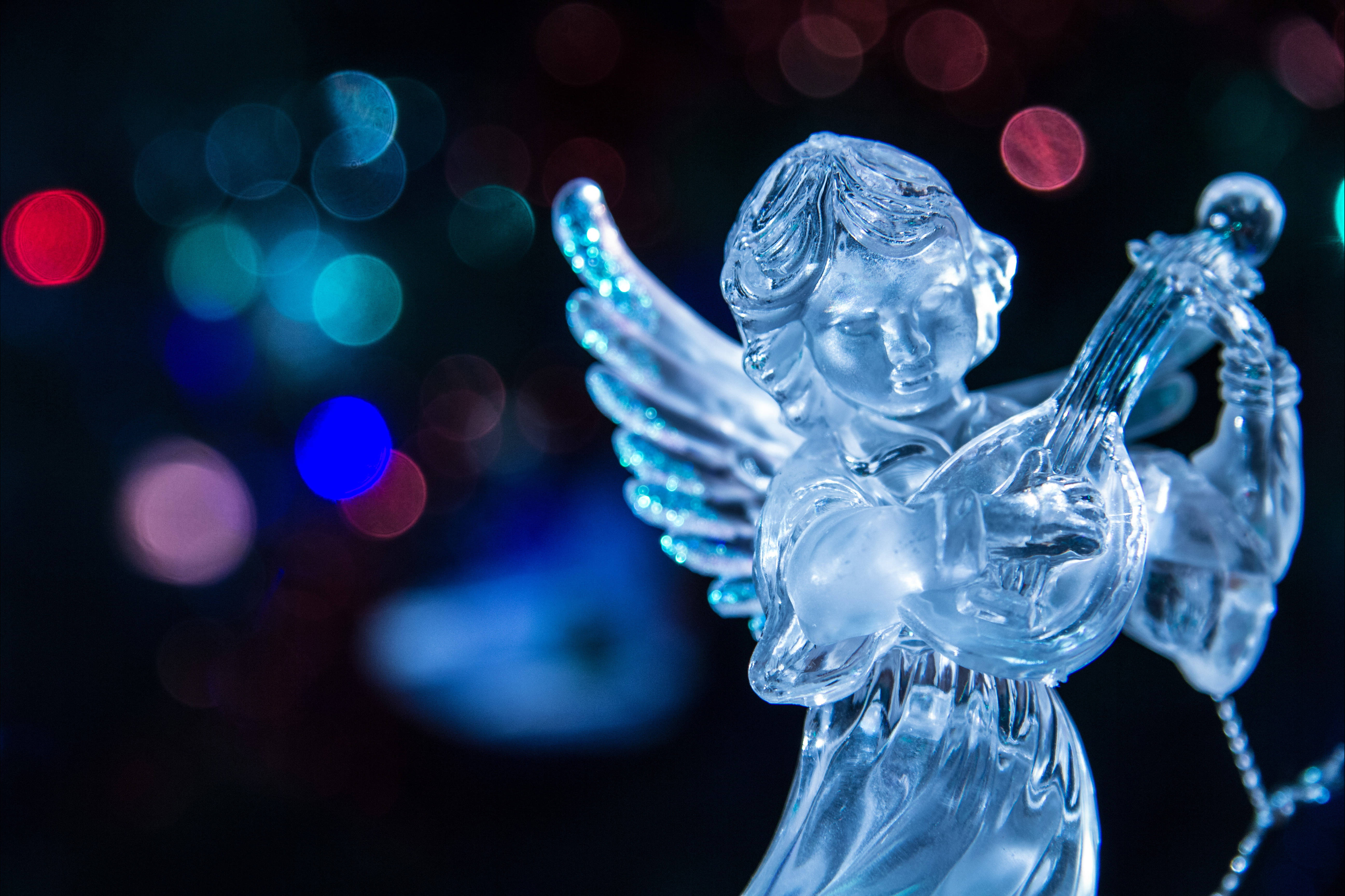 Elegante Glas Kersfees Engel Figuur Muurpapier