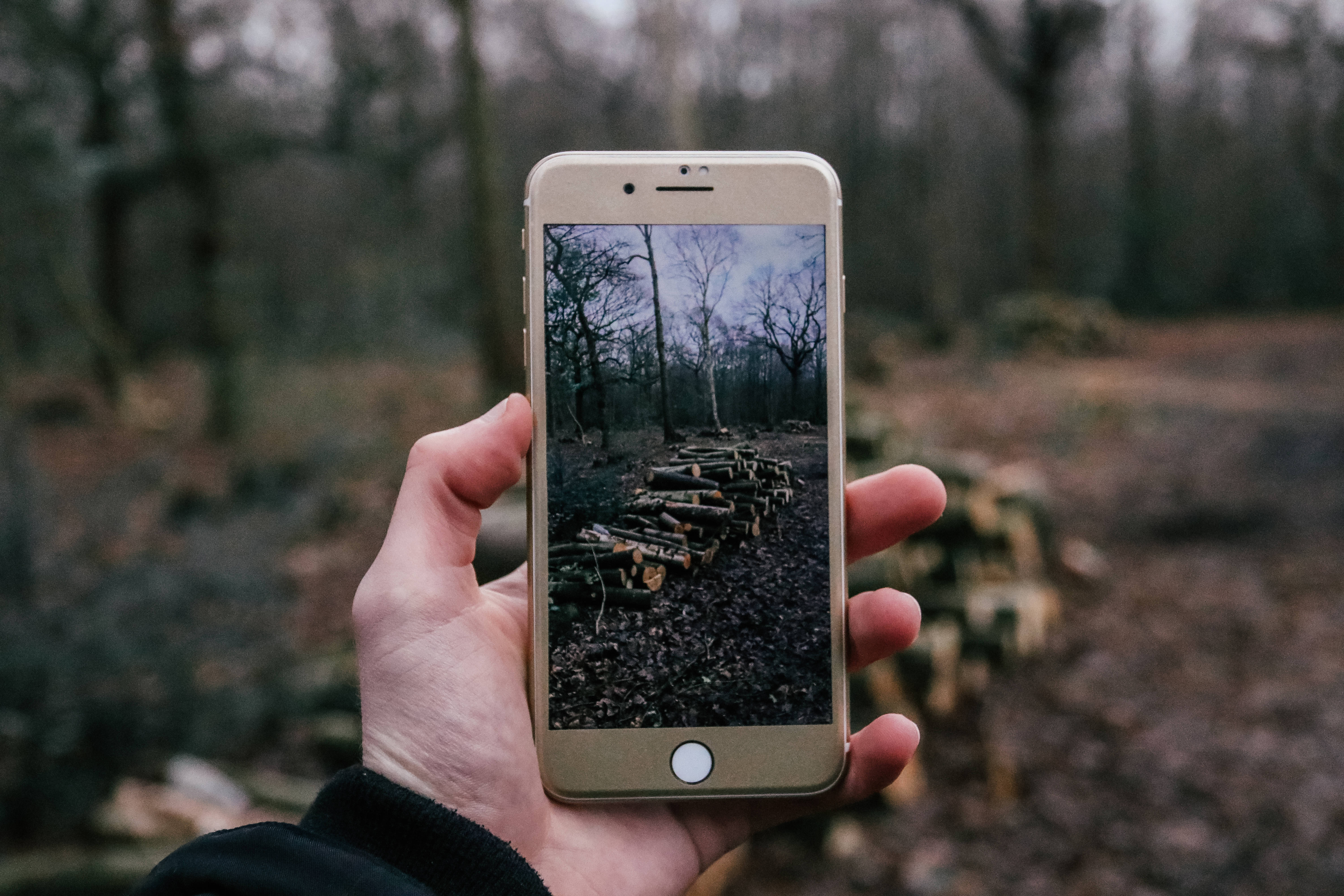 Elegante iPhone 8 wat weerkaatsing op glansende oppervlak toon Muurpapier