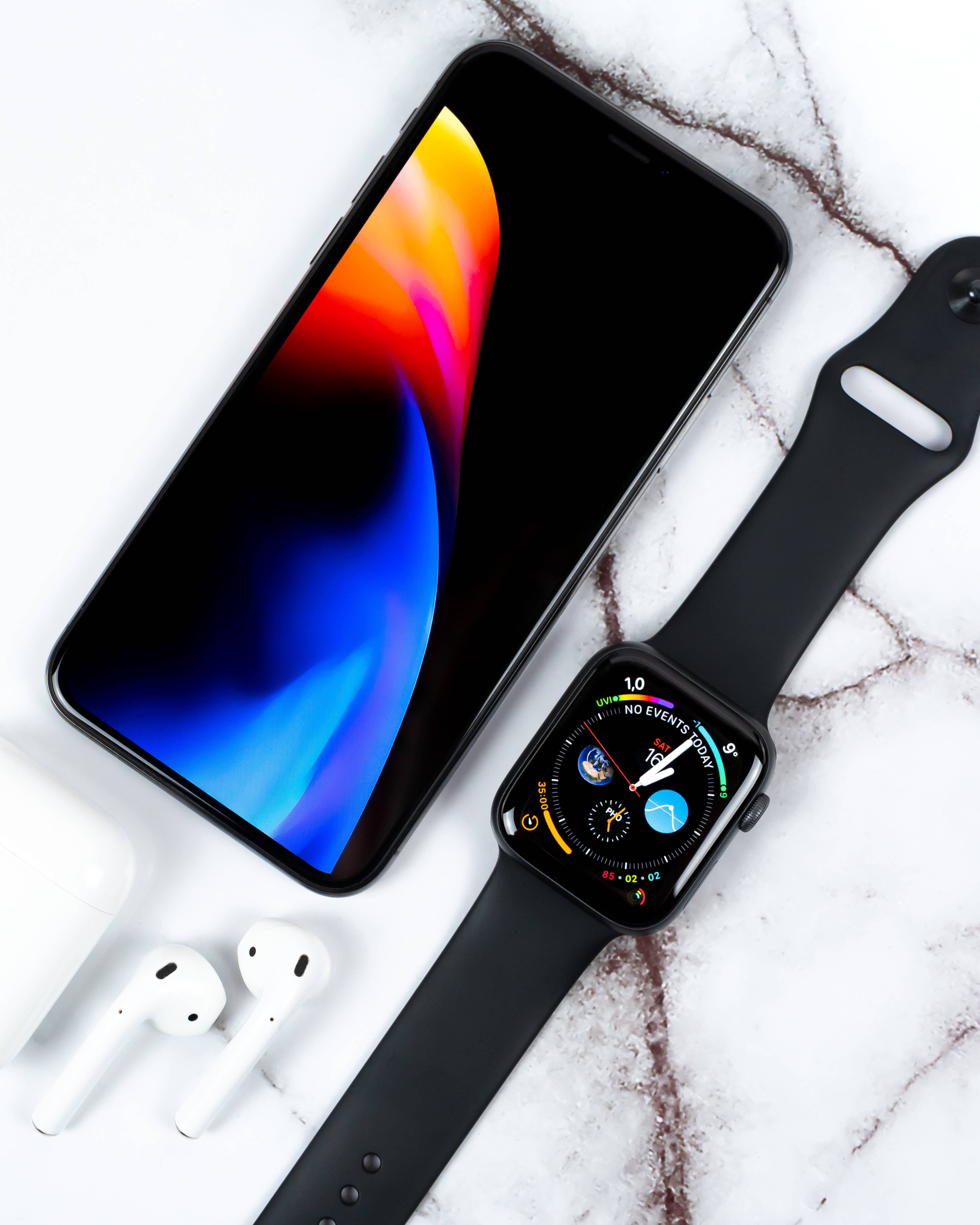 Elegante iPhone Xs op 'n Houttafel Muurpapier