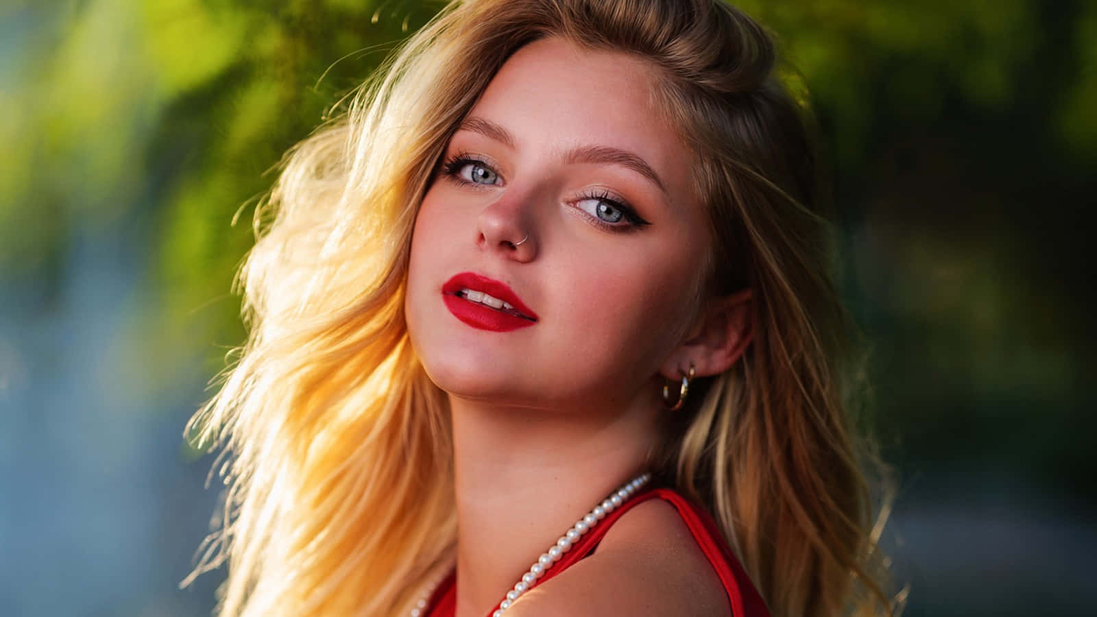 Elegante Oekraïense Meisie wat 'n Bloskleurige Fotoshoot Geniet Muurpapier