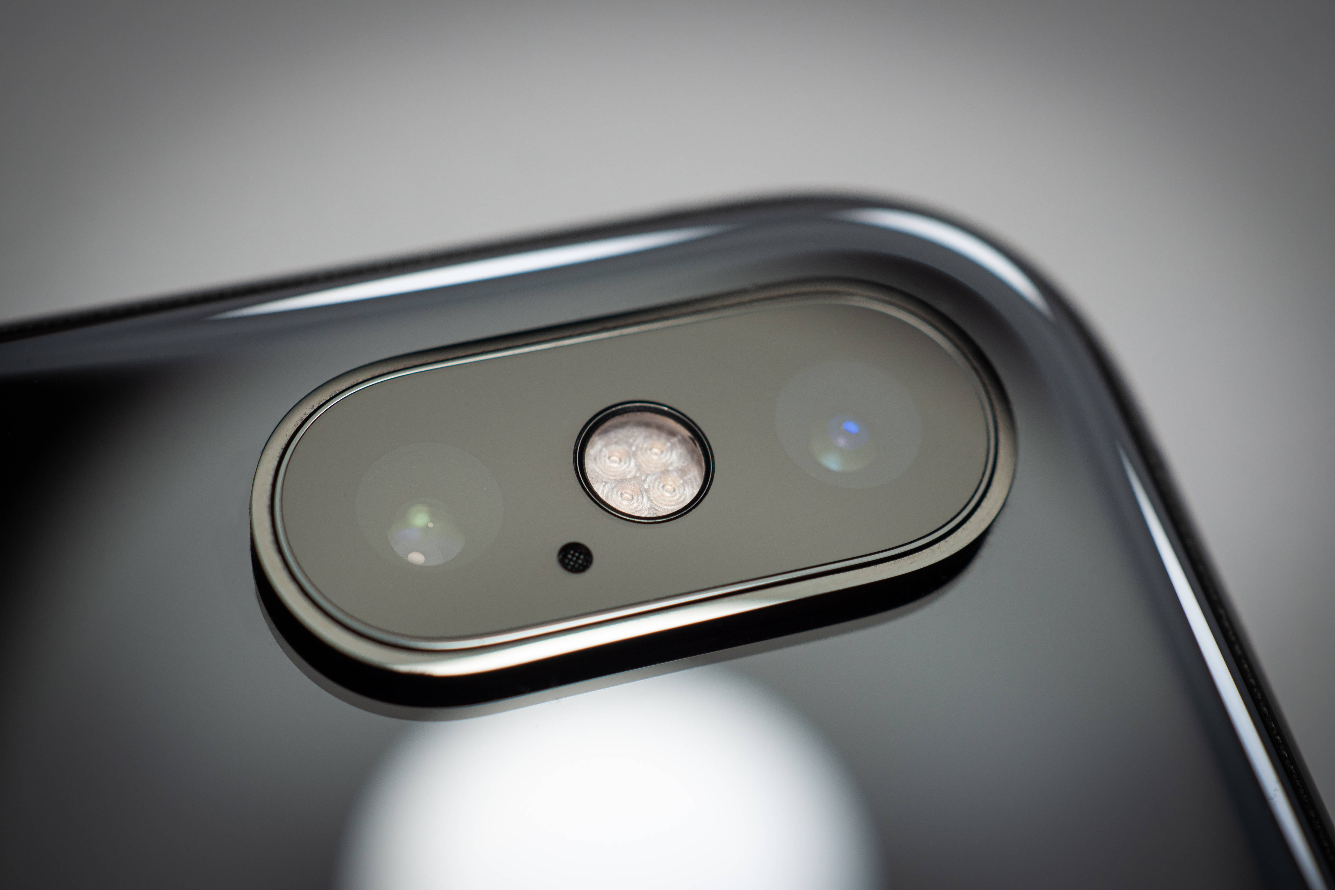 Elegante Uitsig van iPhone Xs in Water Muurpapier