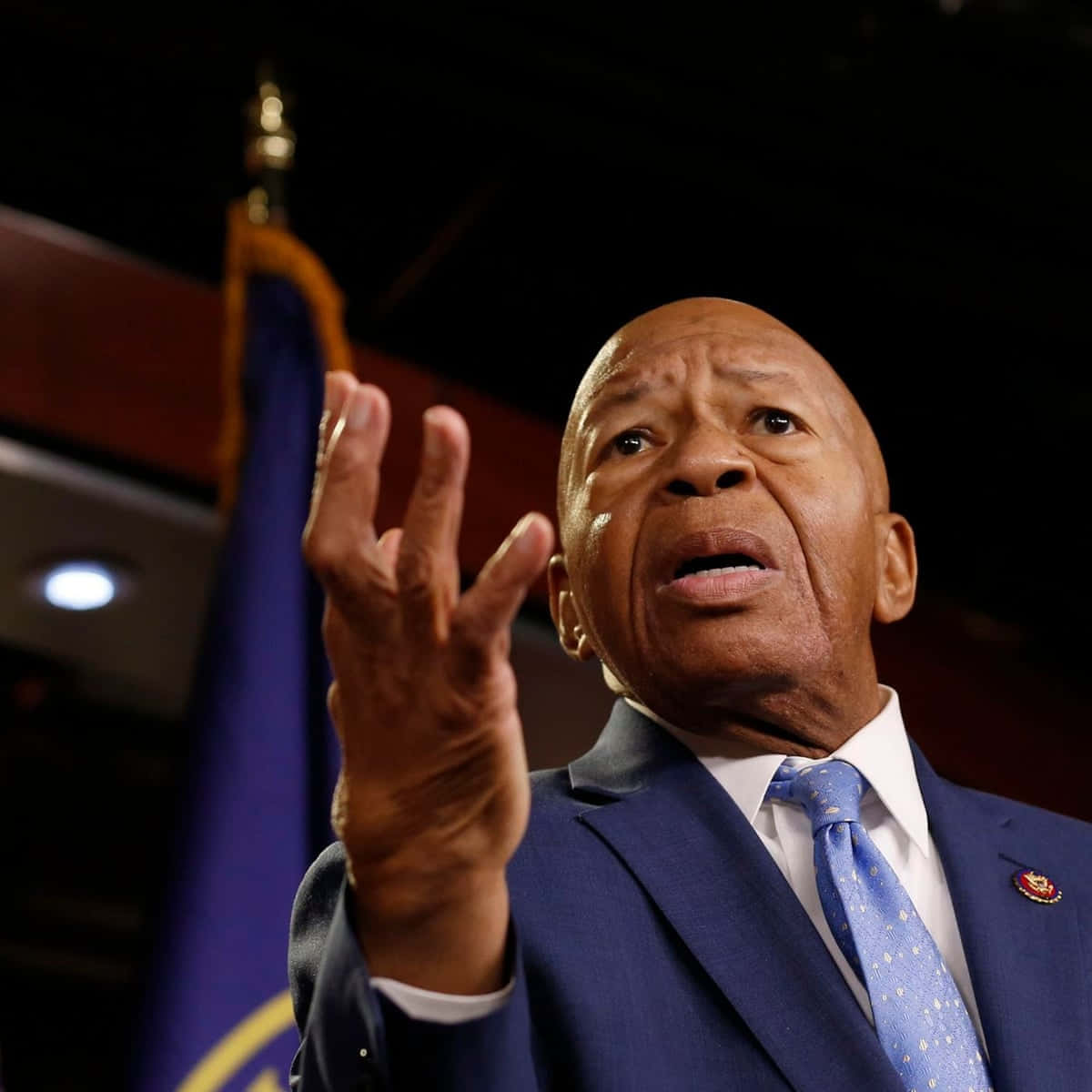Elijah Cummings Steek Sy Hand Op Muurpapier