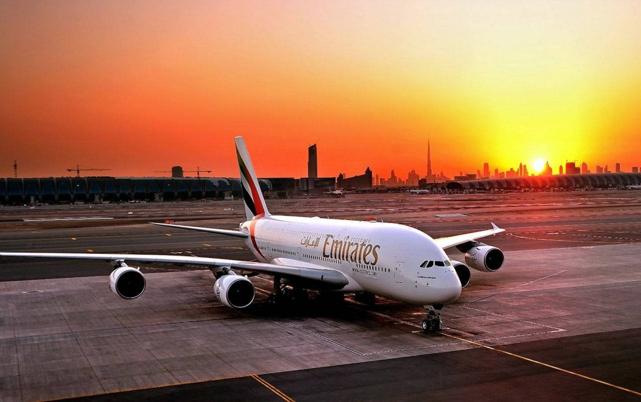 Emirates A380 en Skilderagtige Sonderondergang Muurpapier