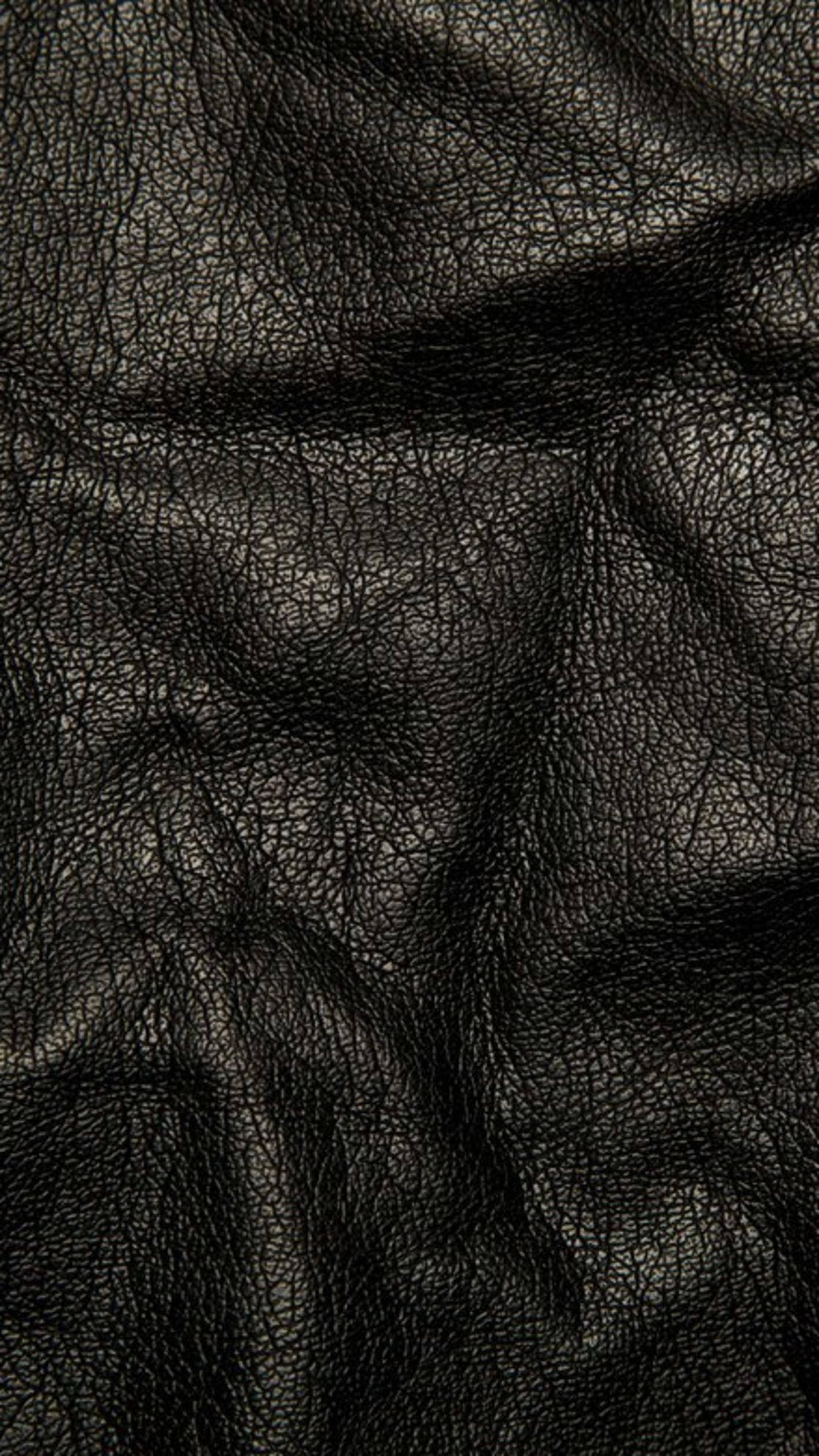 Enigmatiese Elegansie: Gekreukelde Leer 4K Ultra HD Donker Foonagtergrond Muurpapier