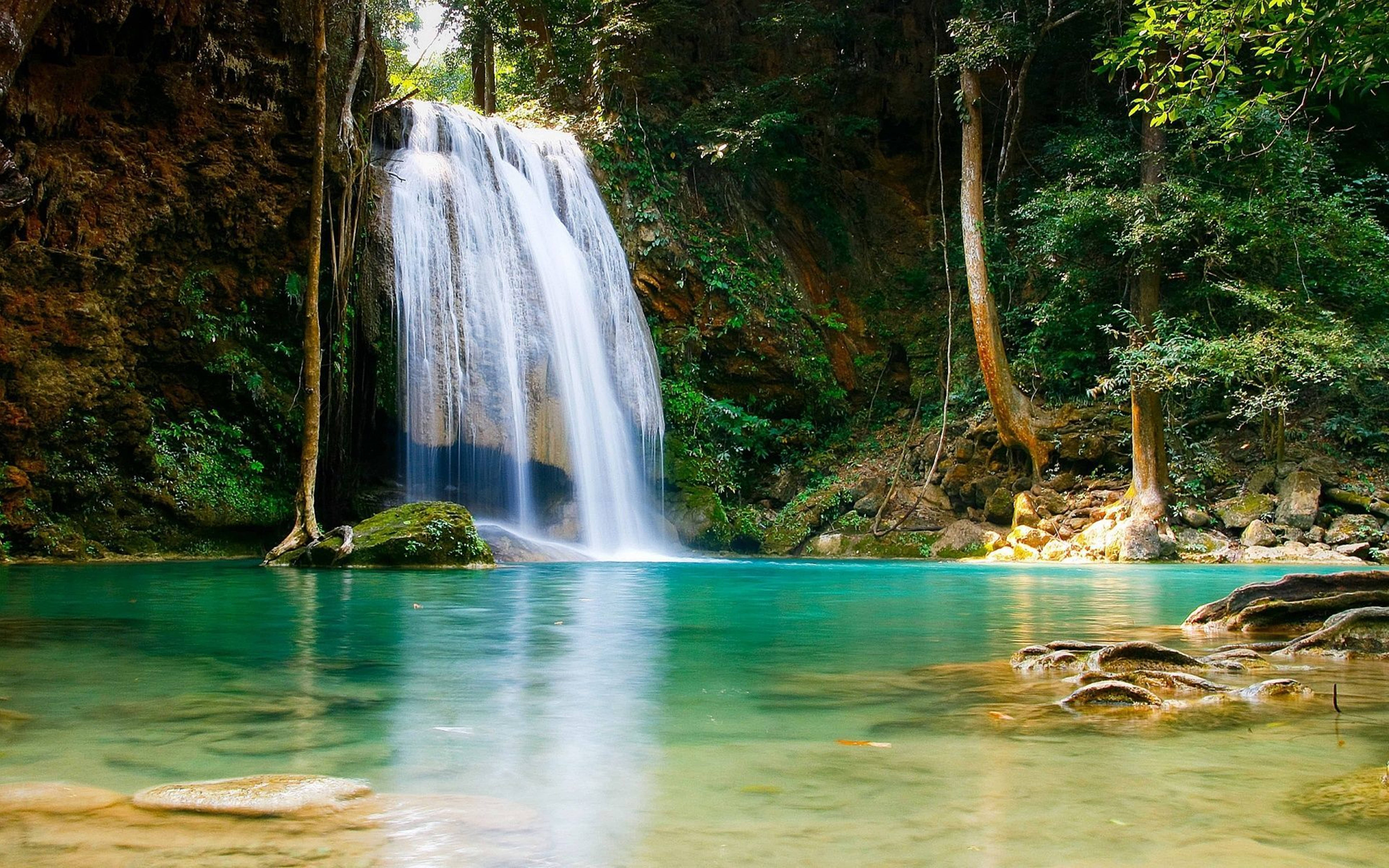 Erawan-waterval Asemrowende HD-waterval Muurpapier