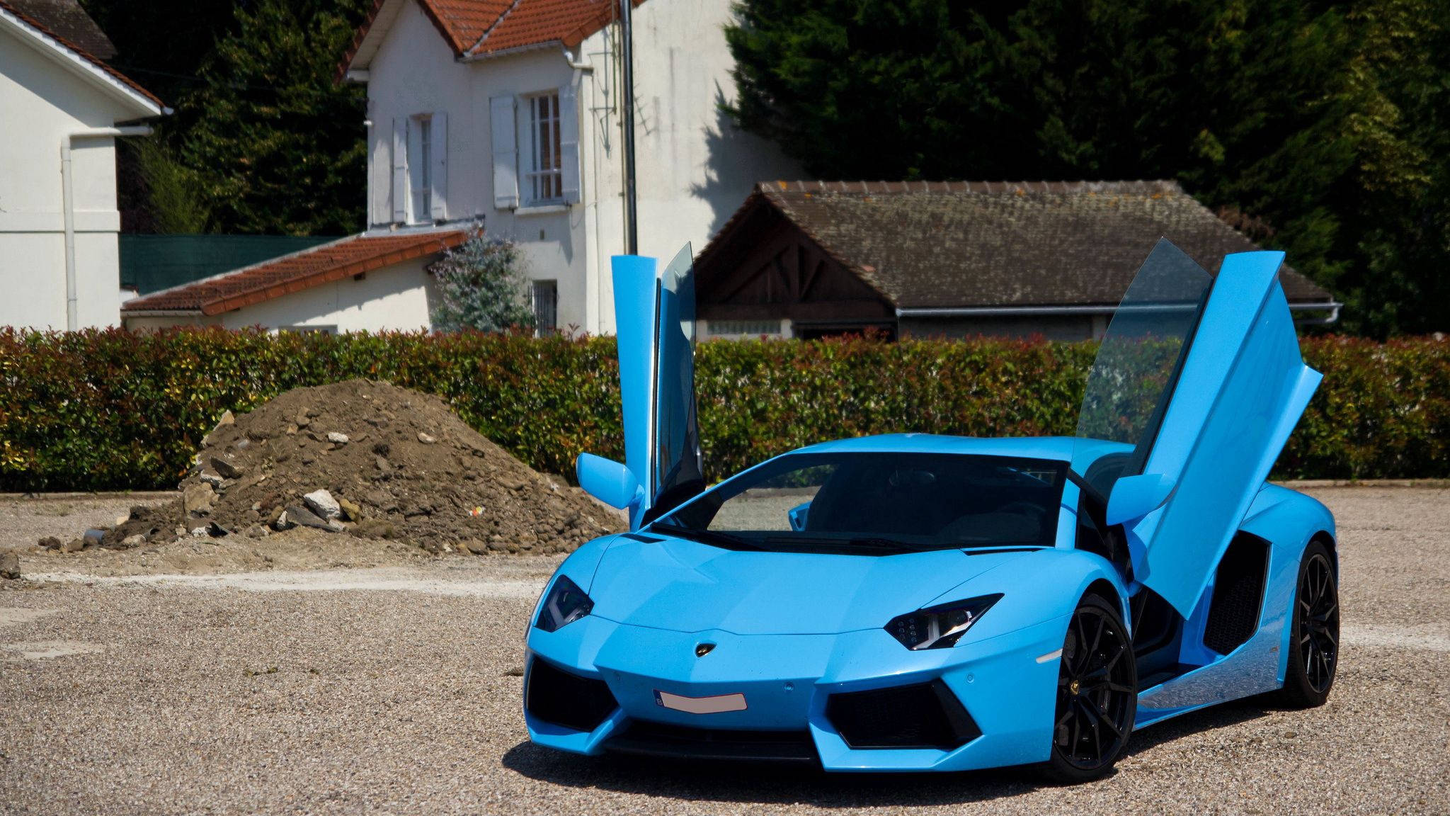 Ervaar die uiterste opwinding van die bestuur van 'n hemelblou Lamborghini Aventador Muurpapier
