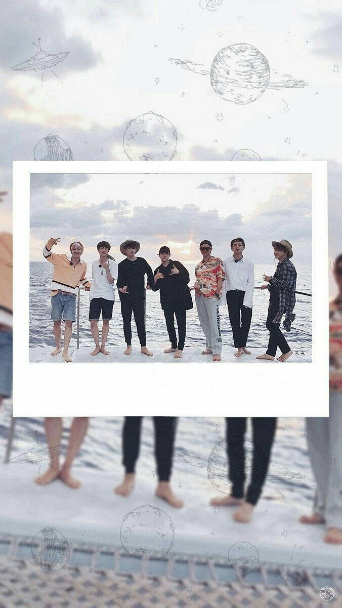 Estetiese BTS-jaegpolaroid Muurpapier