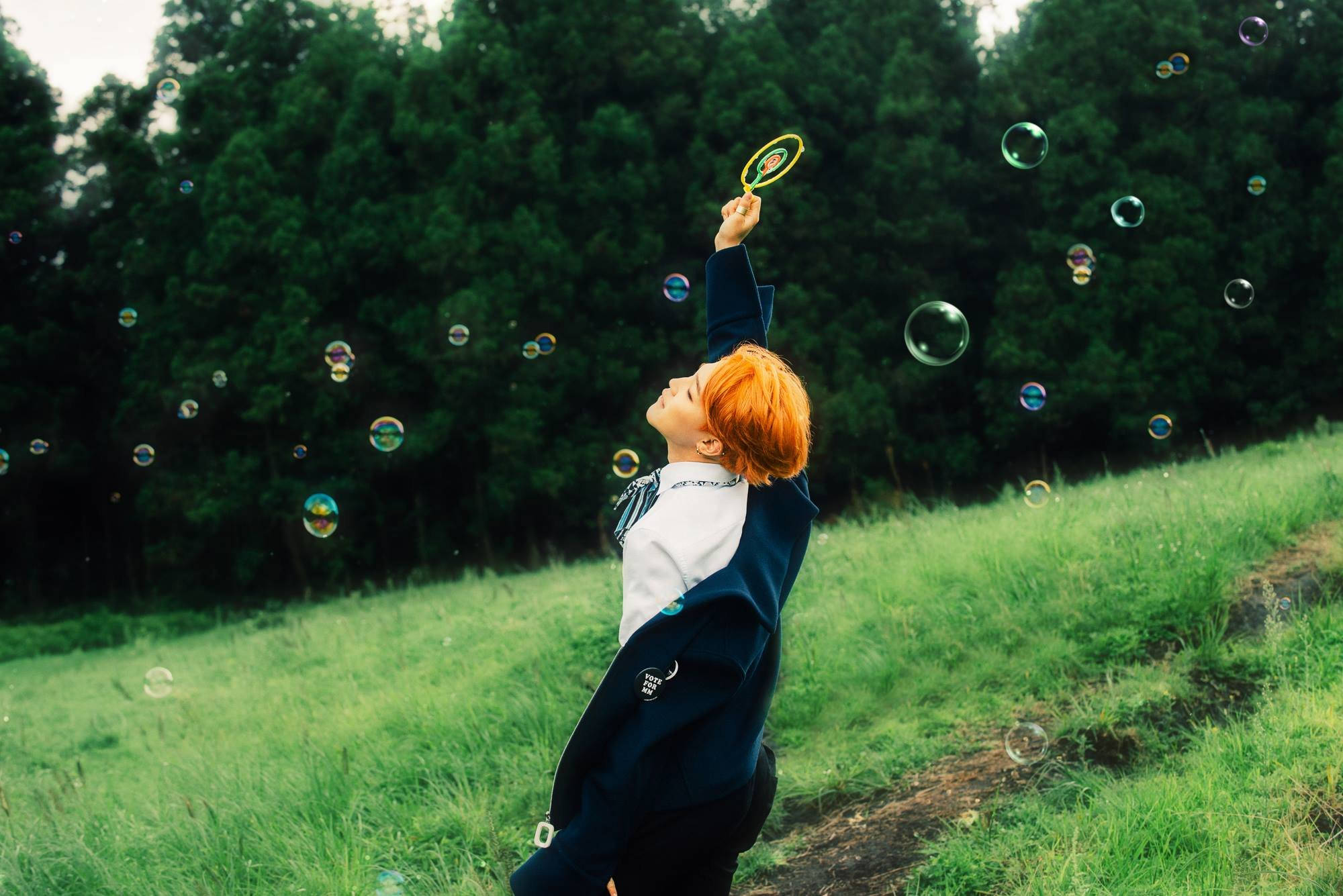 Estetiese Bts Jimin wat borrels geniet Muurpapier