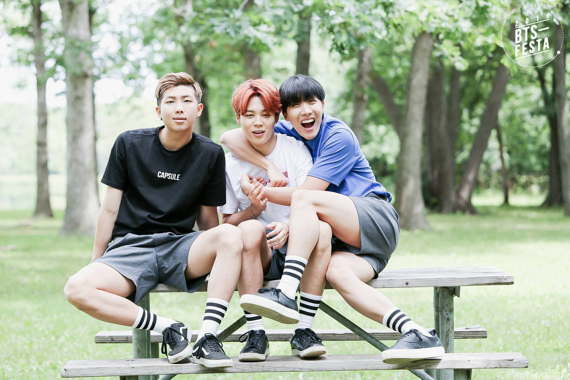 Estetiese BTS-trio op Parkbank Muurpapier