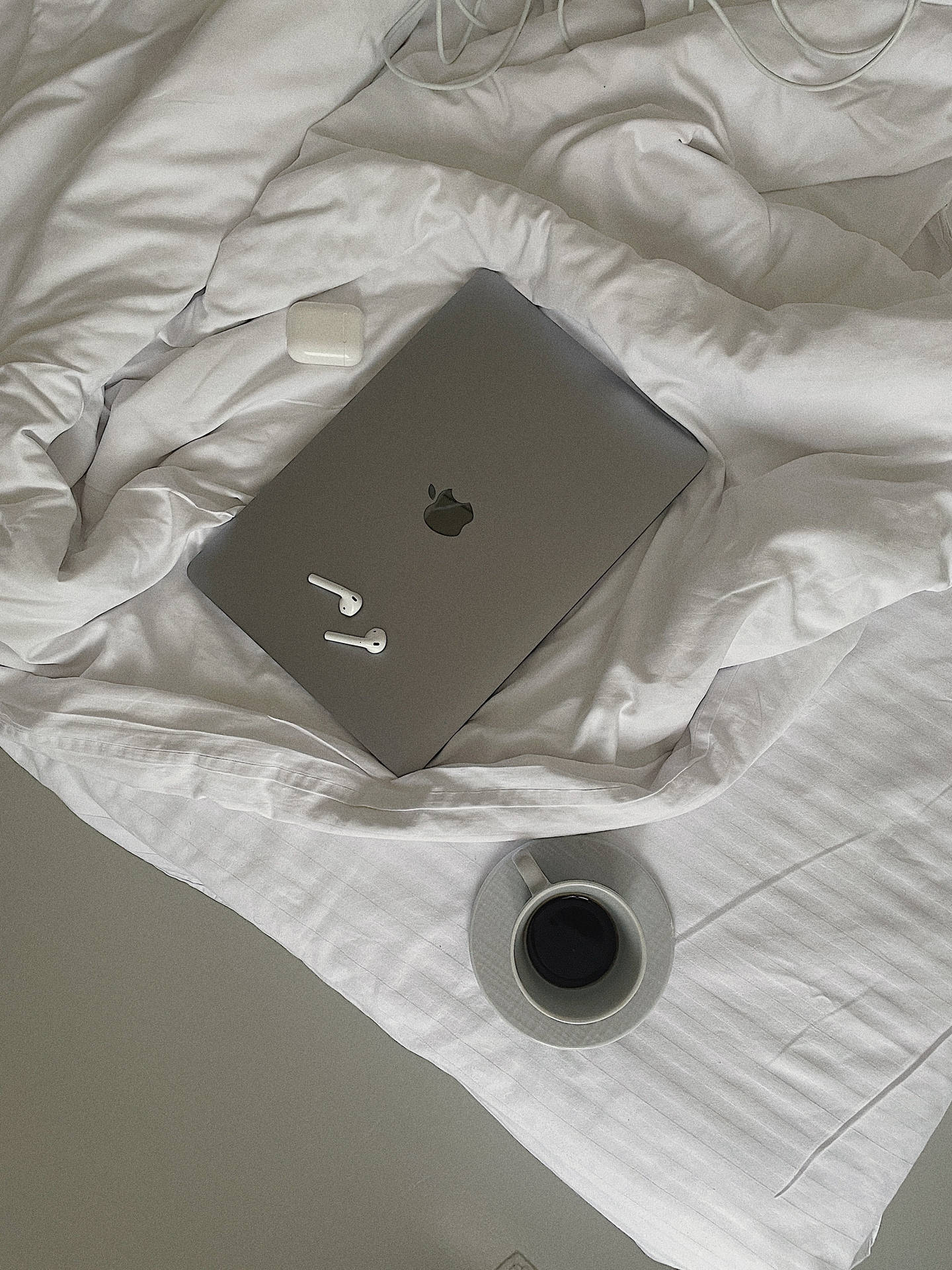 Estetiese Silwer Mac en Airpods — Estetiese macbook Muurpapier