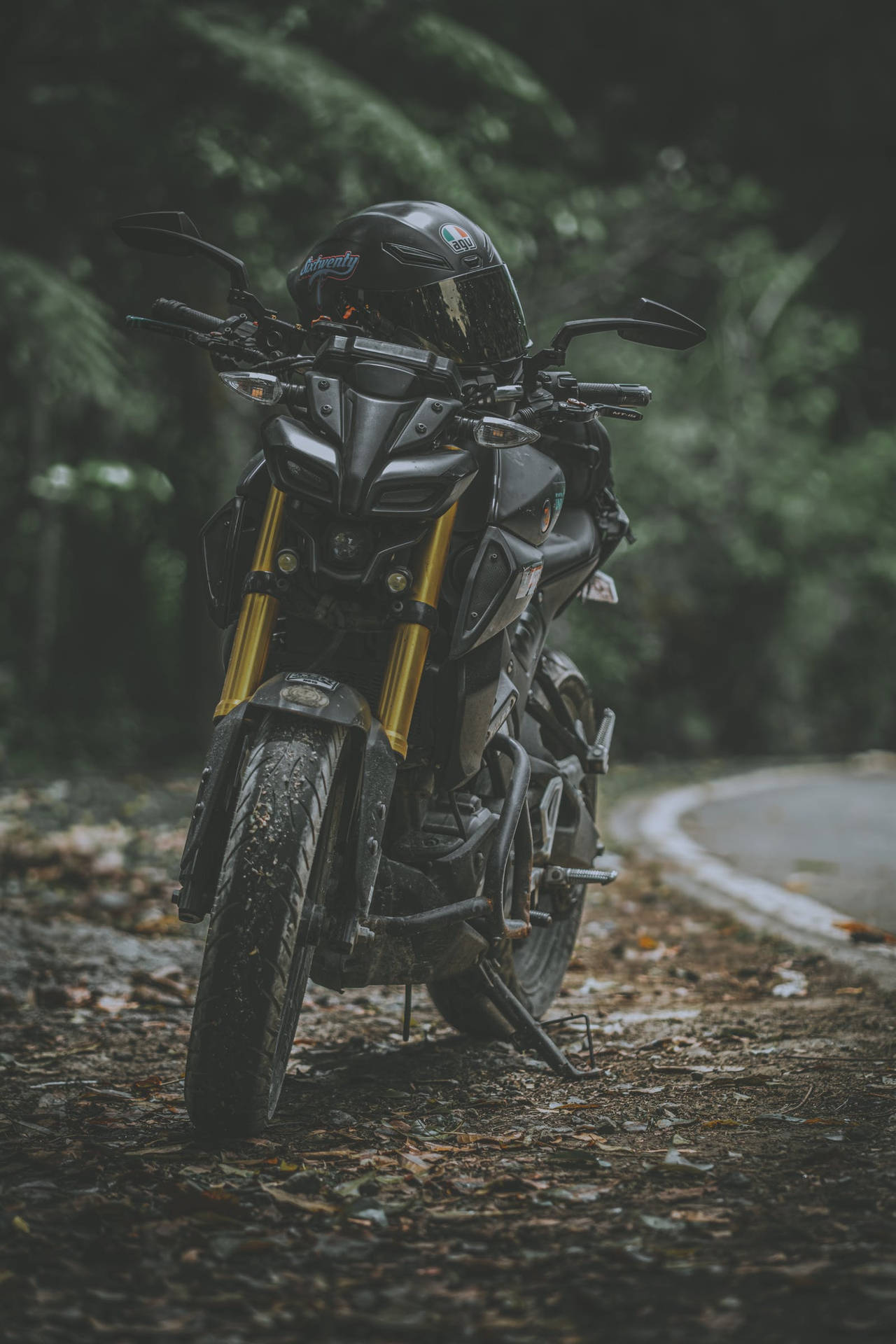 Swart Yamaha MT 15 Met Goue Hidrouliese Vurke — Estetiese iPad Muurpapier