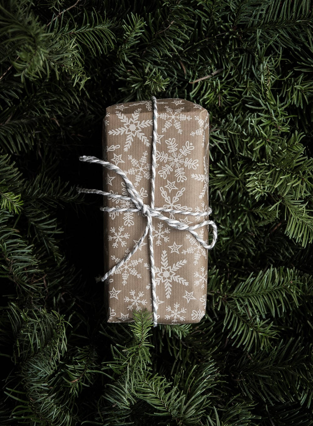 Feestelike Kersgeskenk Toegedraai in Bruin en Wit Muurpapier