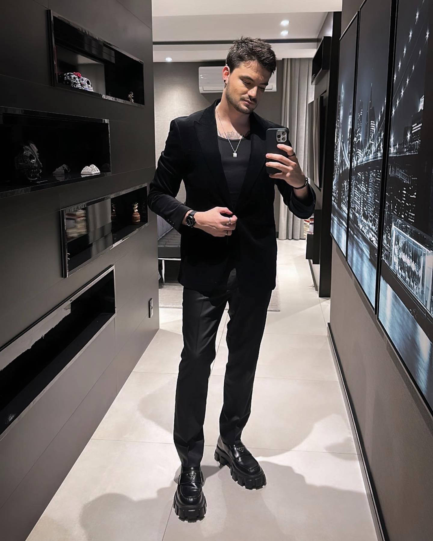 Felipe Neto Elegant Geklee in Swart Kleding Muurpapier