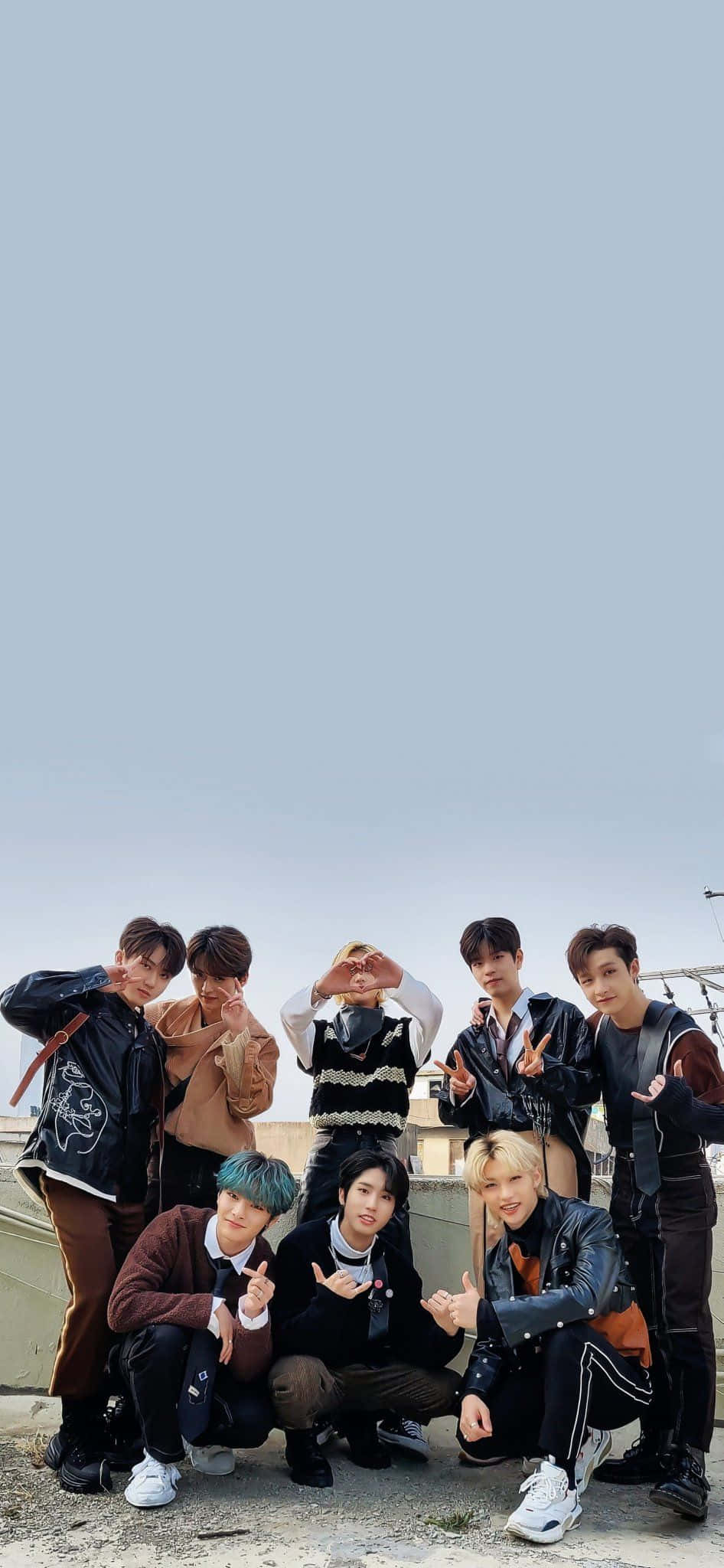 Felix van K-pop-groep Stray Kids wat selfversekerd poseer Muurpapier