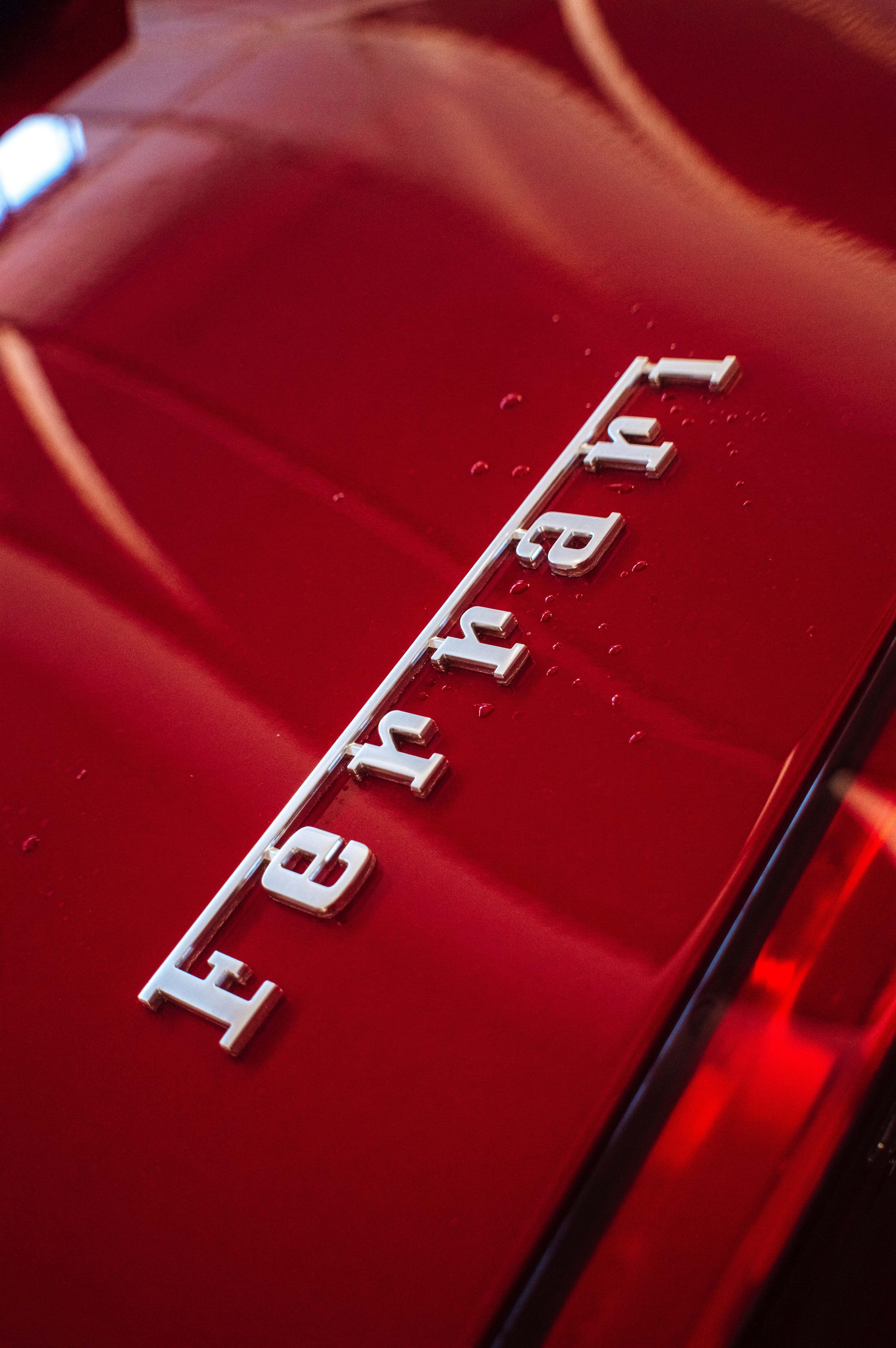Ferrari-droommasjien - Krag Ontmoet Elegansie in Lewendige Rooi Muurpapier