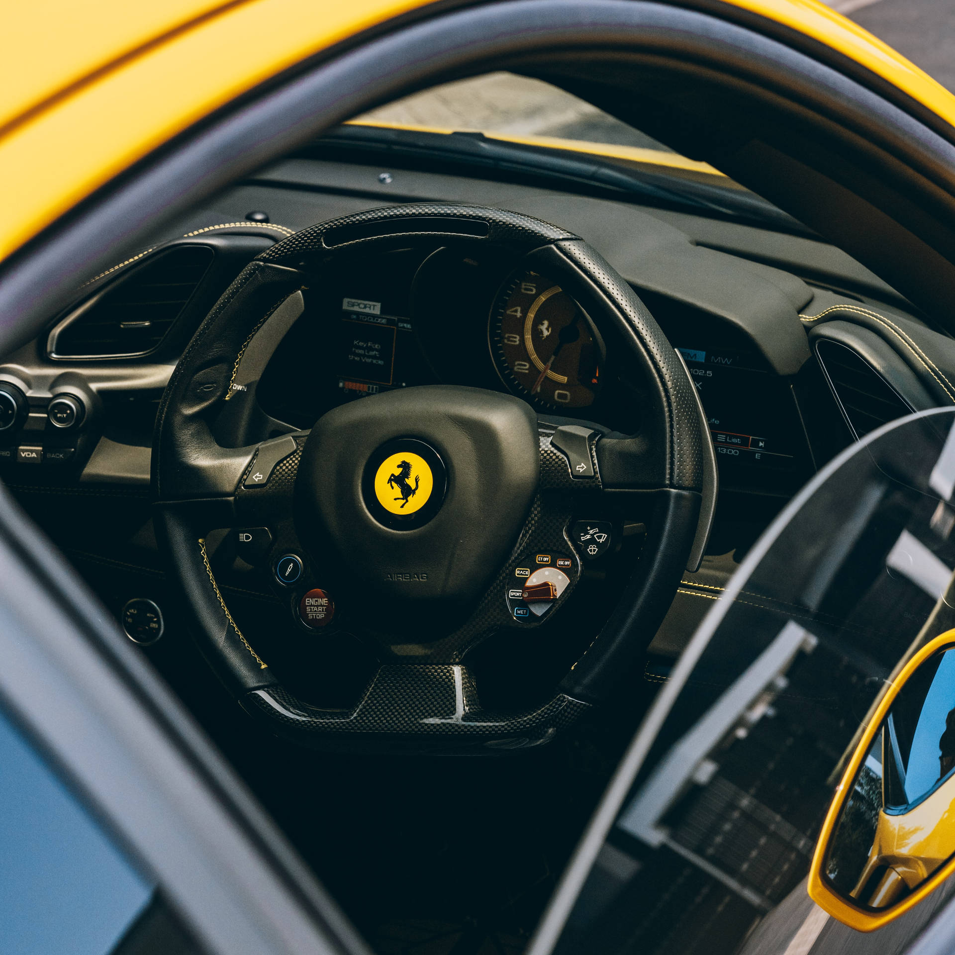 Ferrari binneruim stuurwiel snelheidsmeter met logo lessenaar agtergrond.
