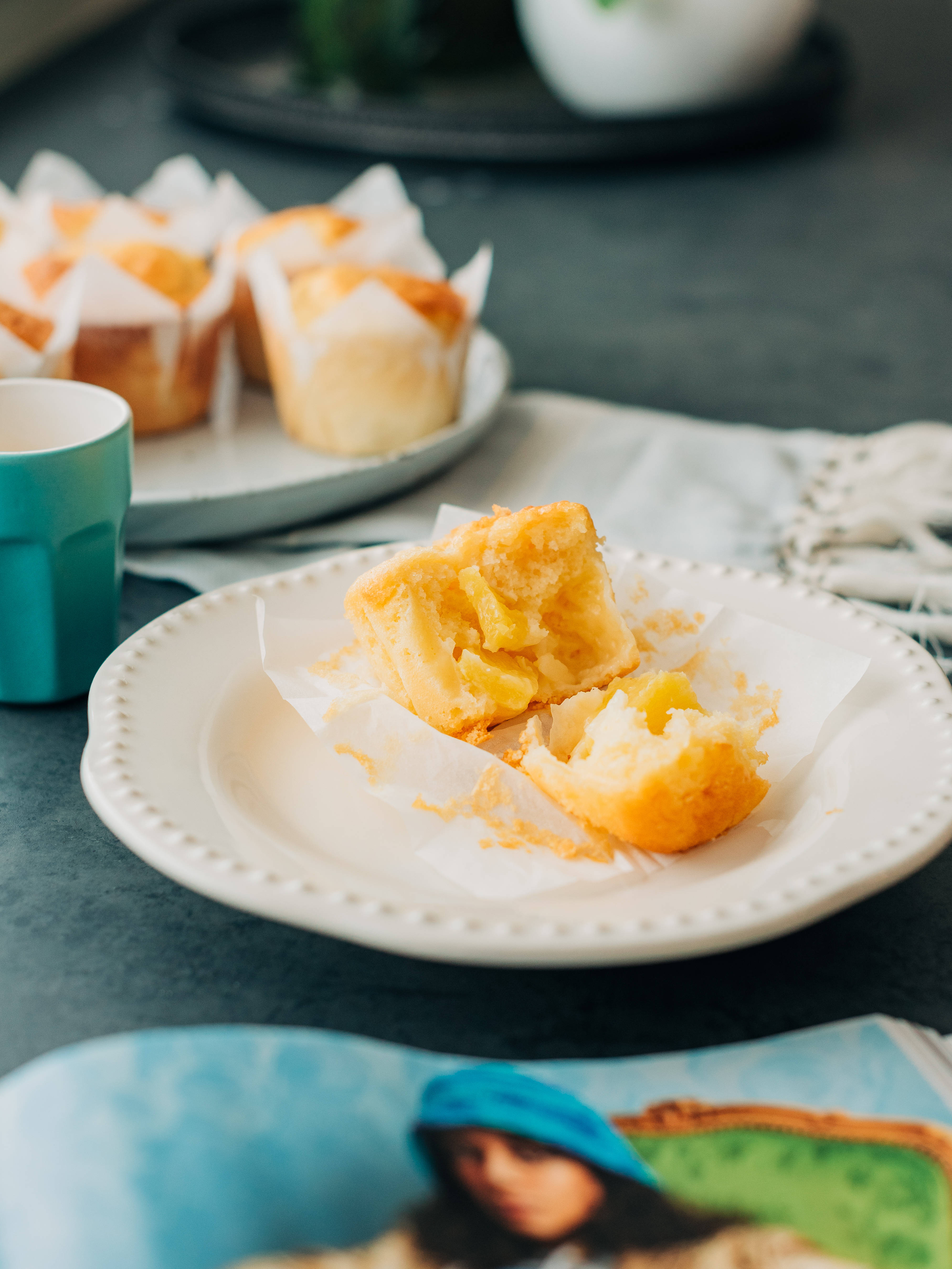 Gebytte Muffin Op Bord Muurpapier