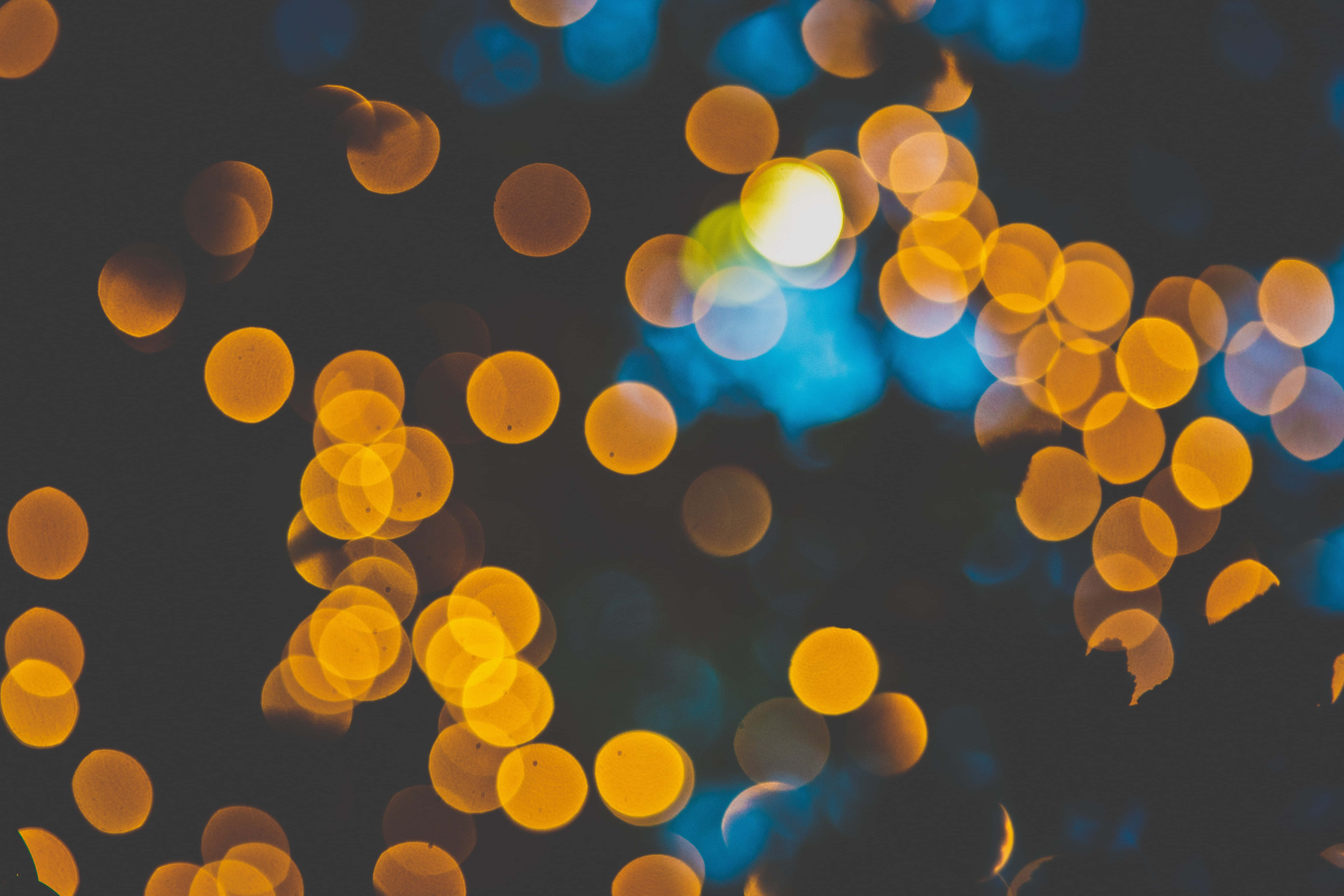 Geel en Blou Bokeh-ligte Agtergrond Muurpapier