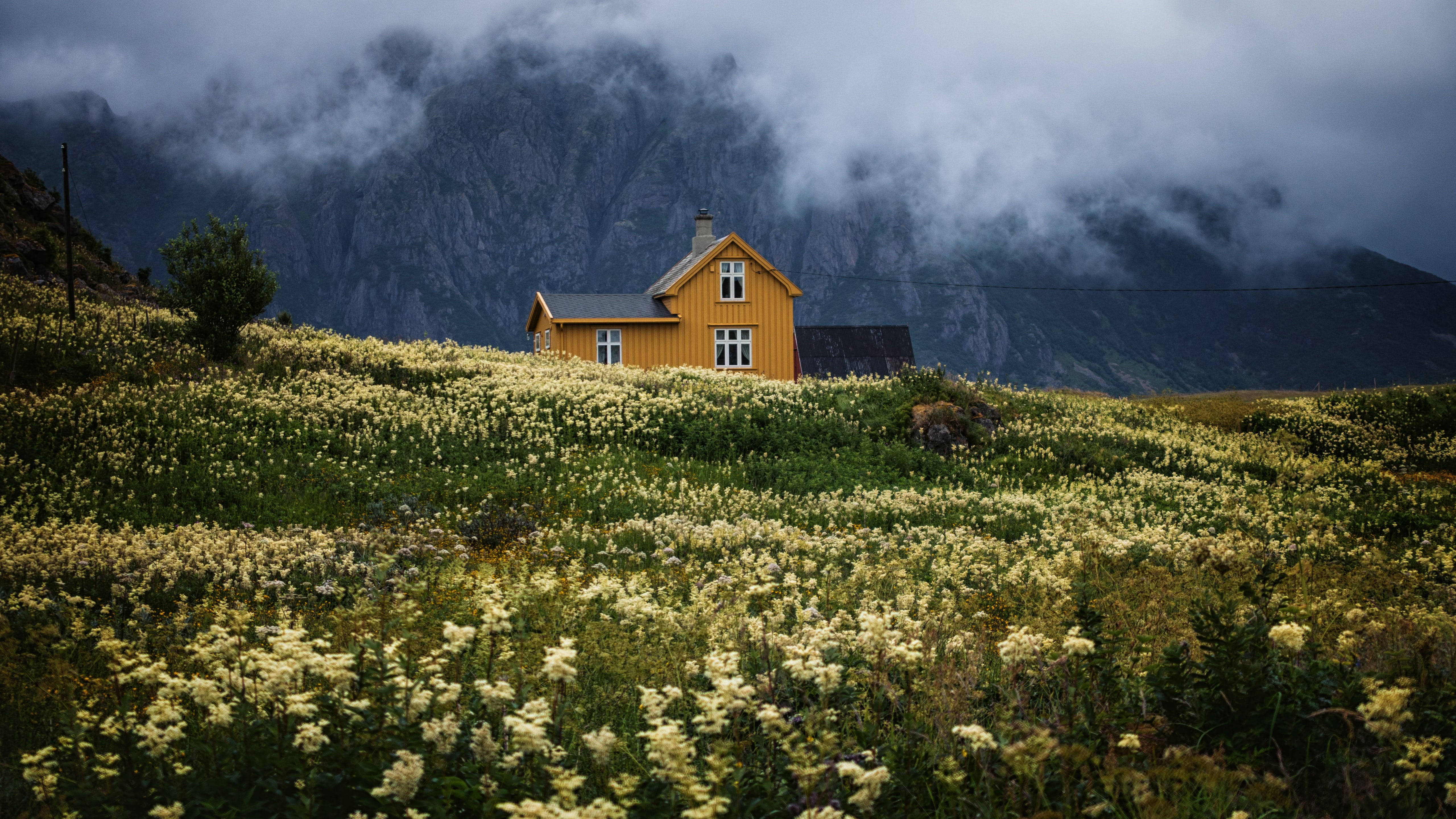Geel Huis Berg Cottagecore Bureaublad Muurpapier